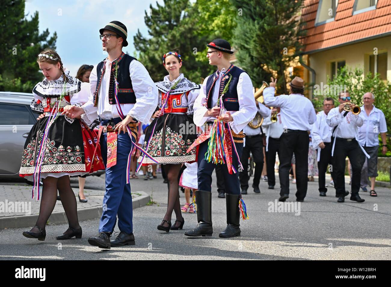 Brno - Bystrc, Repubblica ceca, 22 giugno 2019. Tradizionale festa ceca. Festival della musica folk. Ragazze e ragazzi dancing in splendidi costumi. Un vecchio Christian h Foto Stock