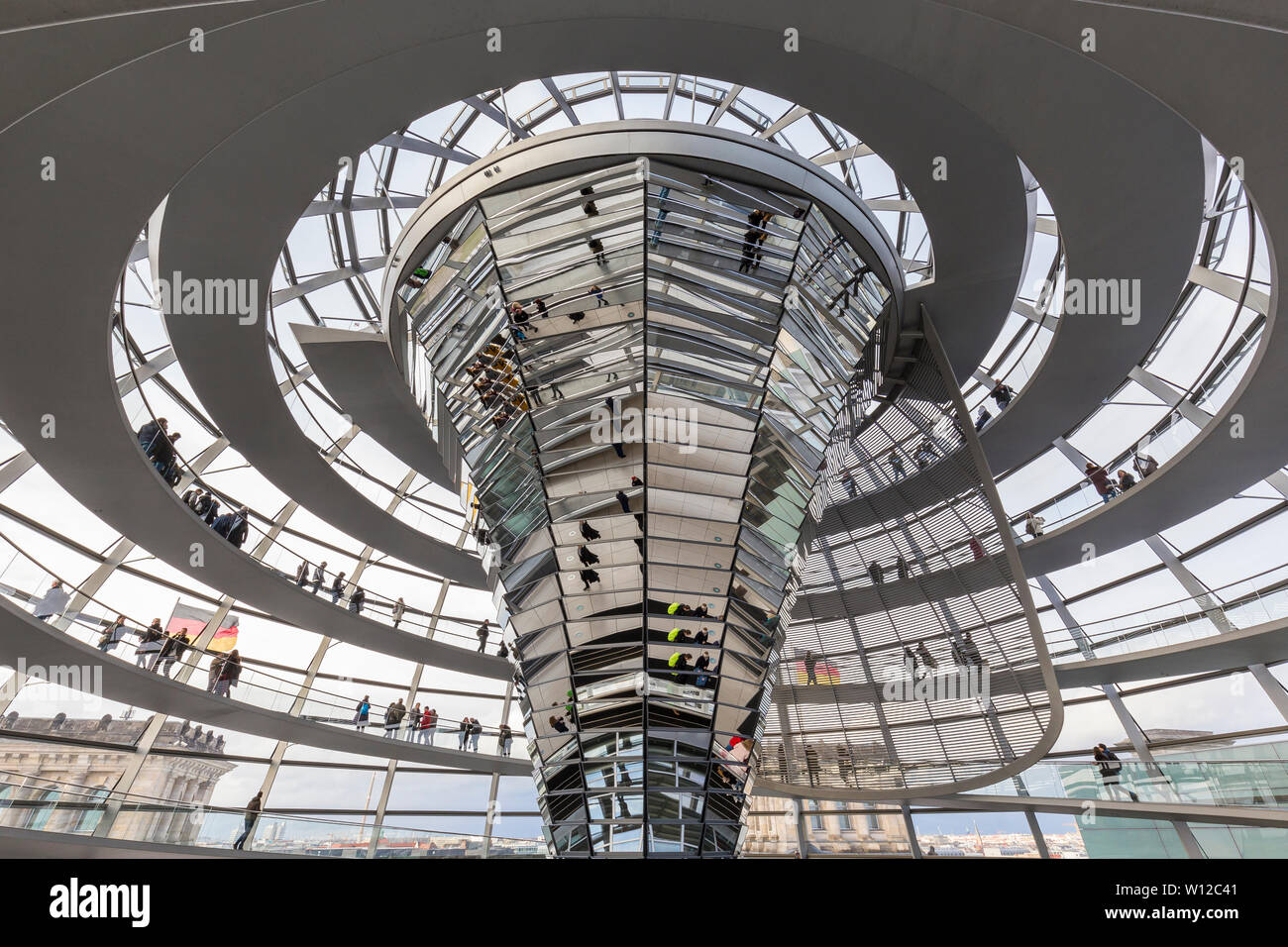 Cono in mirroring e turisti dentro la futuristica cupola di vetro sulla parte superiore del Reichstag (parlamento tedesco) edificio di Berlino, Germania. Foto Stock
