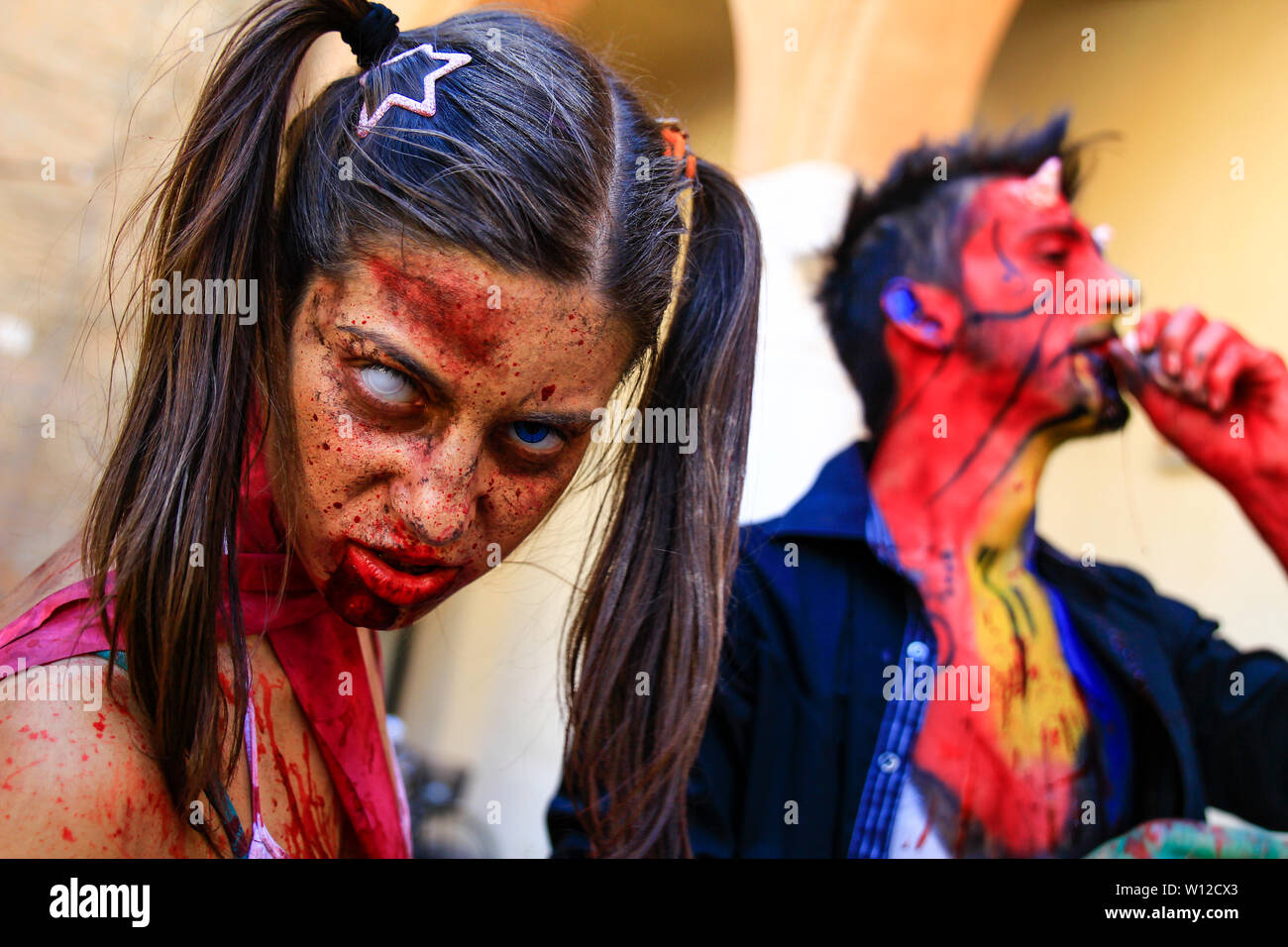 Ferrara, Italia, 16/09/2017: funny cosplay vestito come Zombie e il diavolo, fotografato durante un carnevale Foto Stock