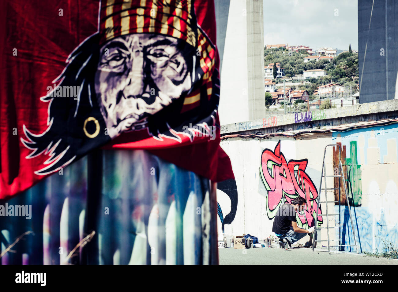 Imperia, Italia - 08/09/2018: il muro di Imperia city centre, artista di graffiti verniciatura a spruzzo parete Art. Foto Stock