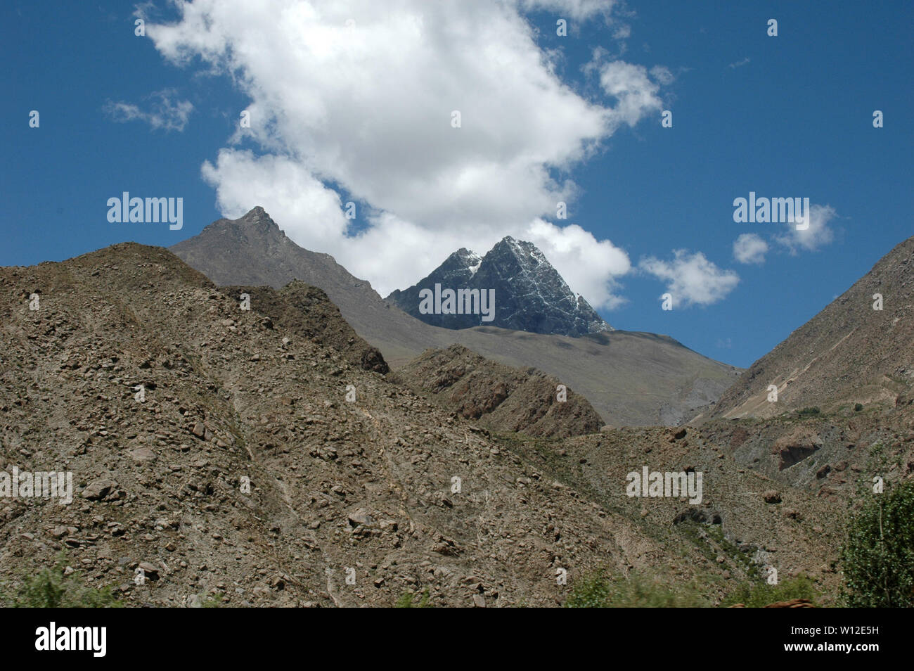 Montagne tibetane contro il cielo blu e nuvole Foto Stock