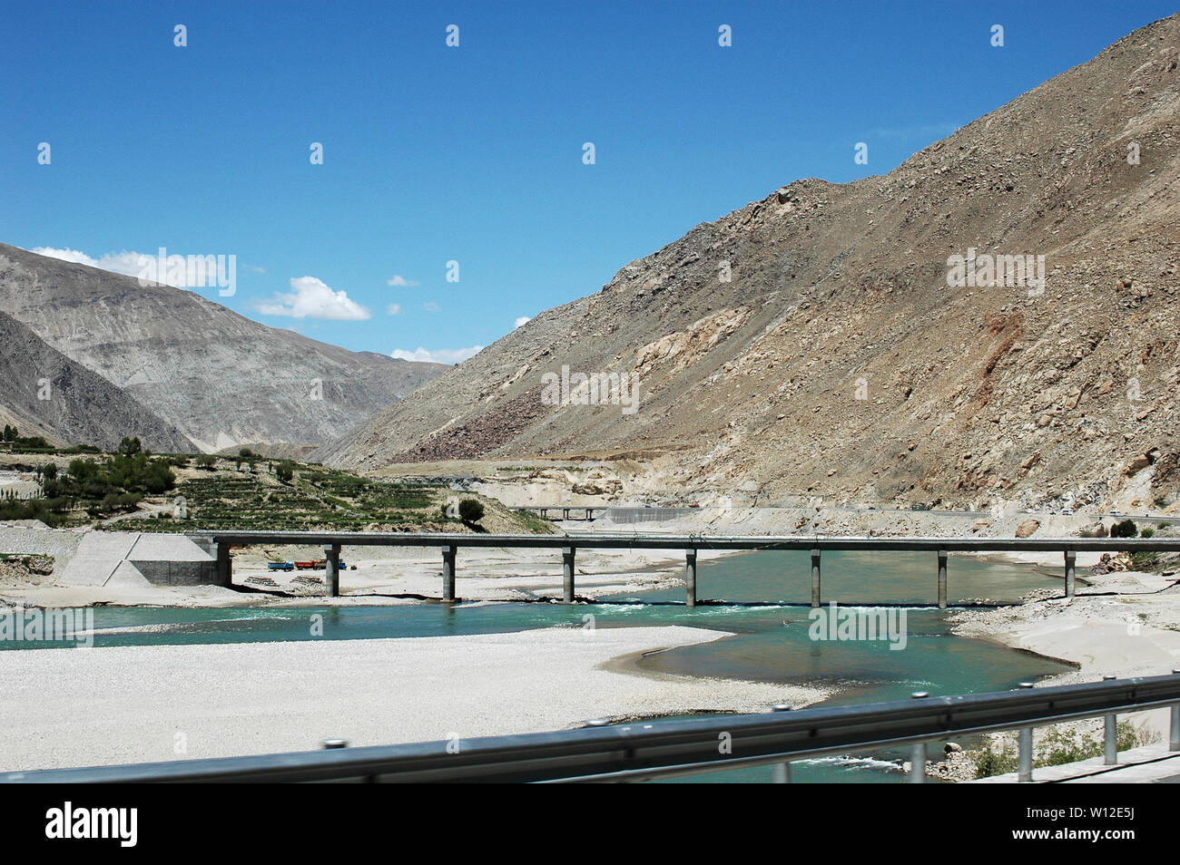 Il Tibetano paesaggio con fiume e ponte Foto Stock