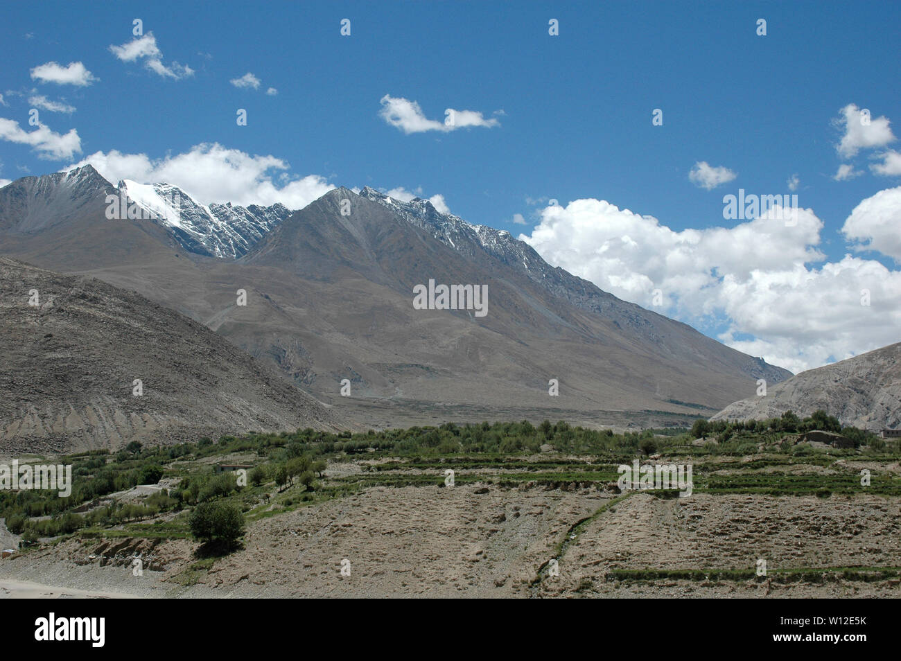 Valle in Tibet con alte montagne e vegetazione verde Foto Stock