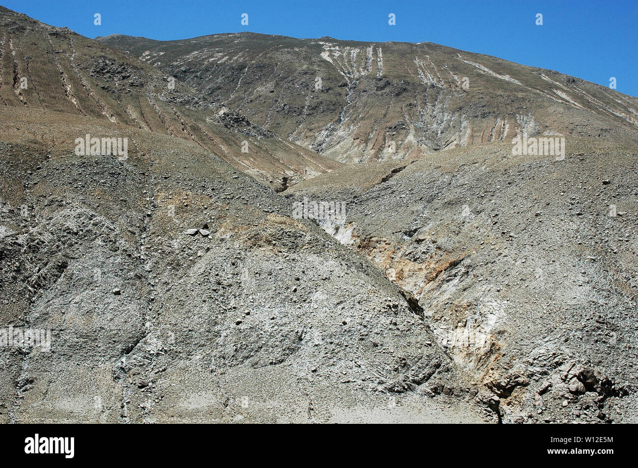 Monti marrone e blu cielo in terra tibetana in Cina Foto Stock
