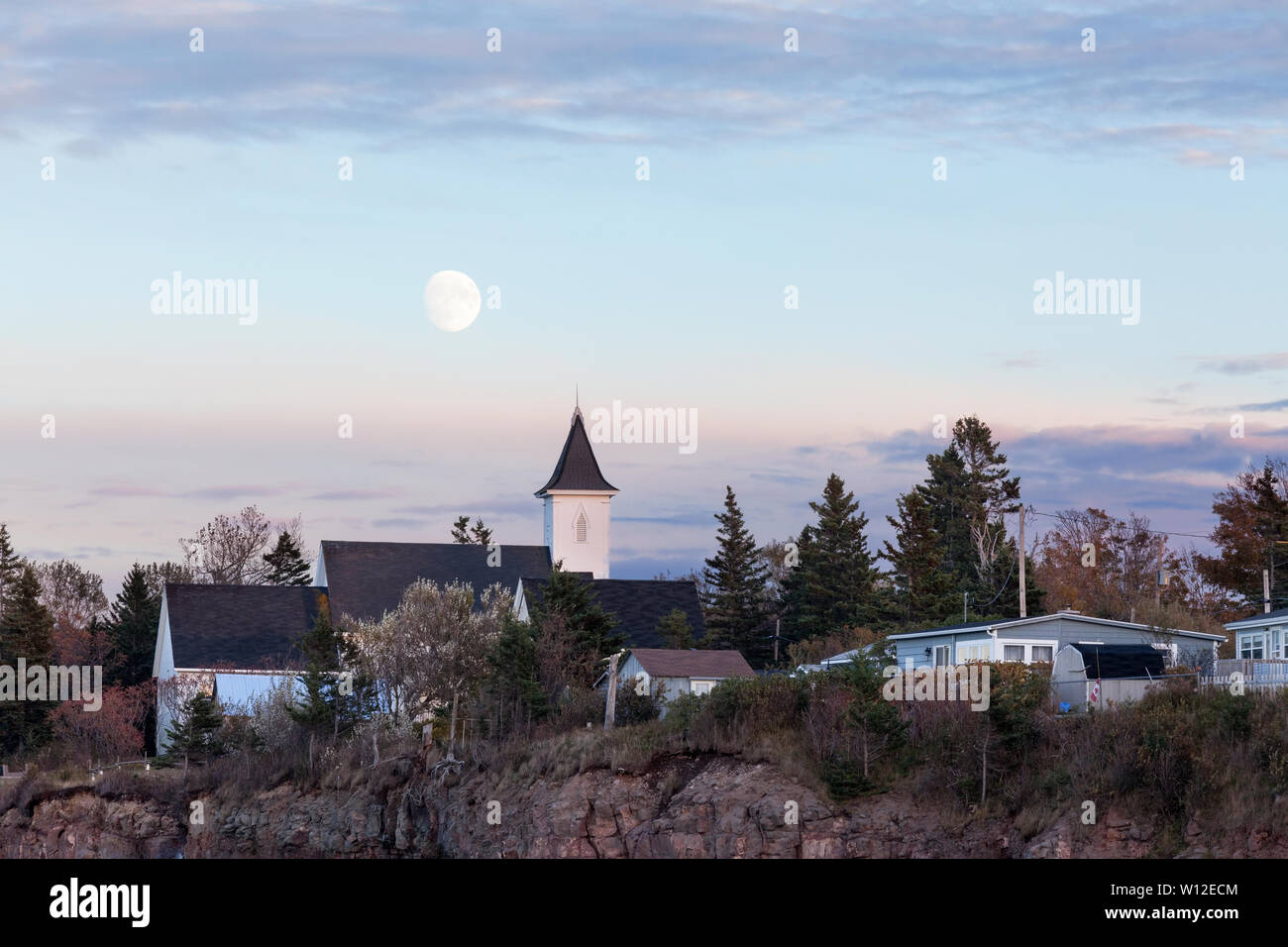 La luna sorge sopra la città di Margarettesville, Annapolis County, Nova Scotia, Canada. Foto Stock