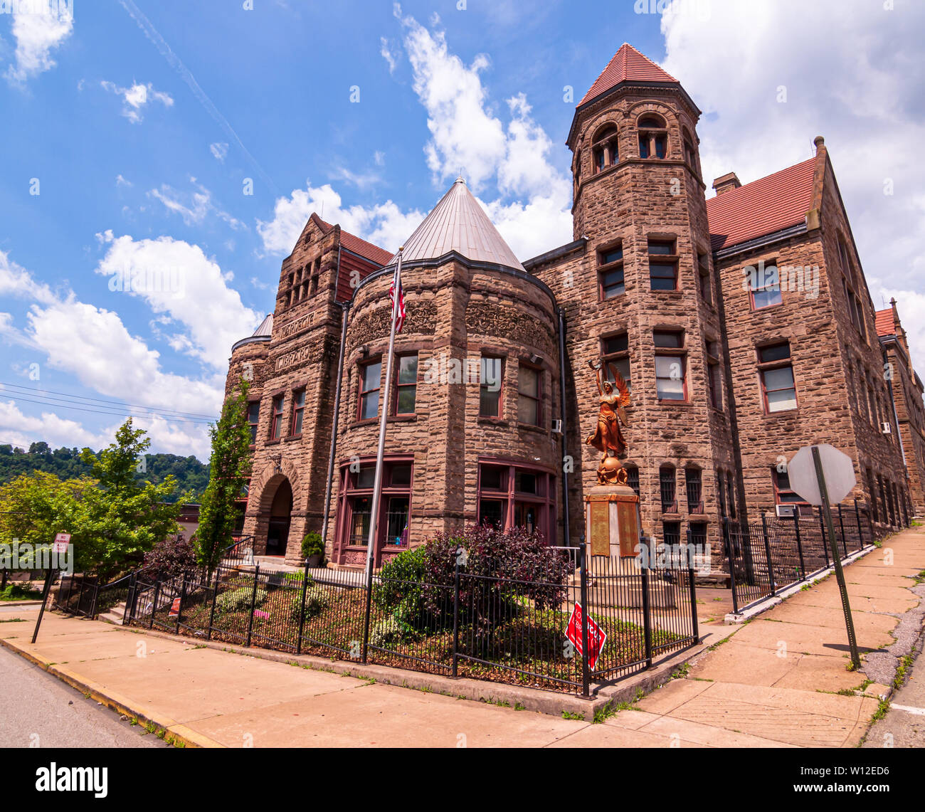 Il Carnegie Library di Braddock, la prima biblioteca pubblica finanziata da Andrew Carnegie, Braddock, Pennsylvania, STATI UNITI D'AMERICA Foto Stock