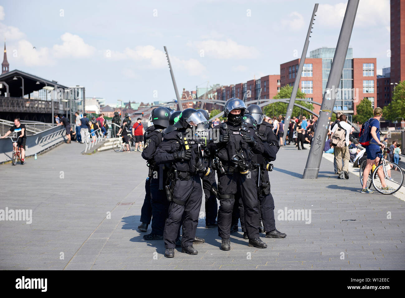 Il 2017 G20 Amburgo il vertice è stata la dodicesima riunione del Gruppo dei Venti (G20), che si è svolta il 7 e 8 luglio 2017, a Hamburg Messe, nella città di Amburgo, Germania. Il vertice del G20 è stato il principale obiettivo del tedesco estrema sinistra propaganda in 2017. Più di 320 poliziotti sono stati feriti negli scontri. Il ministro degli Interni Horst Seehofer soprattutto criticato che le fotografie di polizia in servizio durante il vertice sono state distribuite in più a sinistra delle reti. Del 1135 di estrema sinistra incidenti violenti in che anno in Germania, 832 si è verificato durante il vertice. Foto Stock