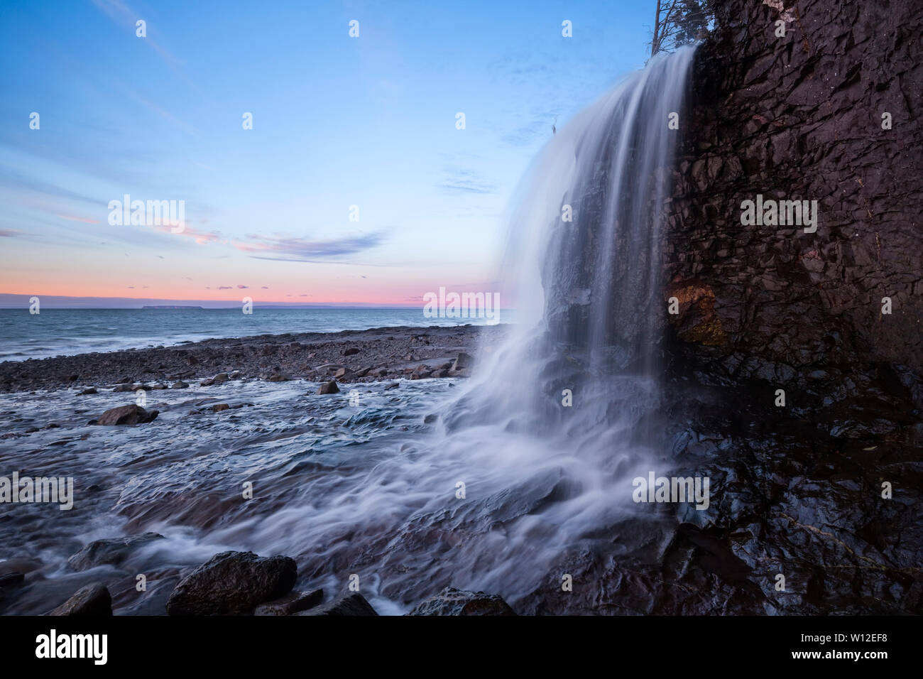 La Cascata Margarettesville come essa fluisce nella Baia di Fundy nella città di Margarettesville, Annapolis County, Nova Scotia, Canada. Foto Stock
