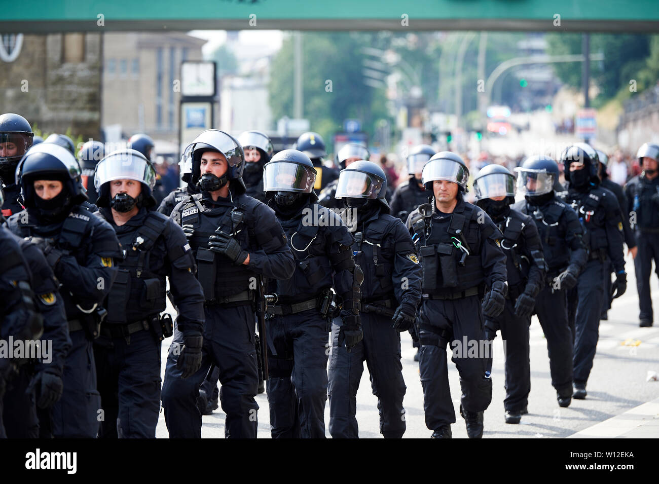 Il 2017 G20 Amburgo il vertice è stata la dodicesima riunione del Gruppo dei Venti (G20), che si è svolta il 7 e 8 luglio 2017, a Hamburg Messe, nella città di Amburgo, Germania. Il vertice del G20 è stato il principale obiettivo del tedesco estrema sinistra propaganda in 2017. Più di 320 poliziotti sono stati feriti negli scontri. Il ministro degli Interni Horst Seehofer soprattutto criticato che le fotografie di polizia in servizio durante il vertice sono state distribuite in più a sinistra delle reti. Del 1135 di estrema sinistra incidenti violenti in che anno in Germania, 832 si è verificato durante il vertice. Foto Stock