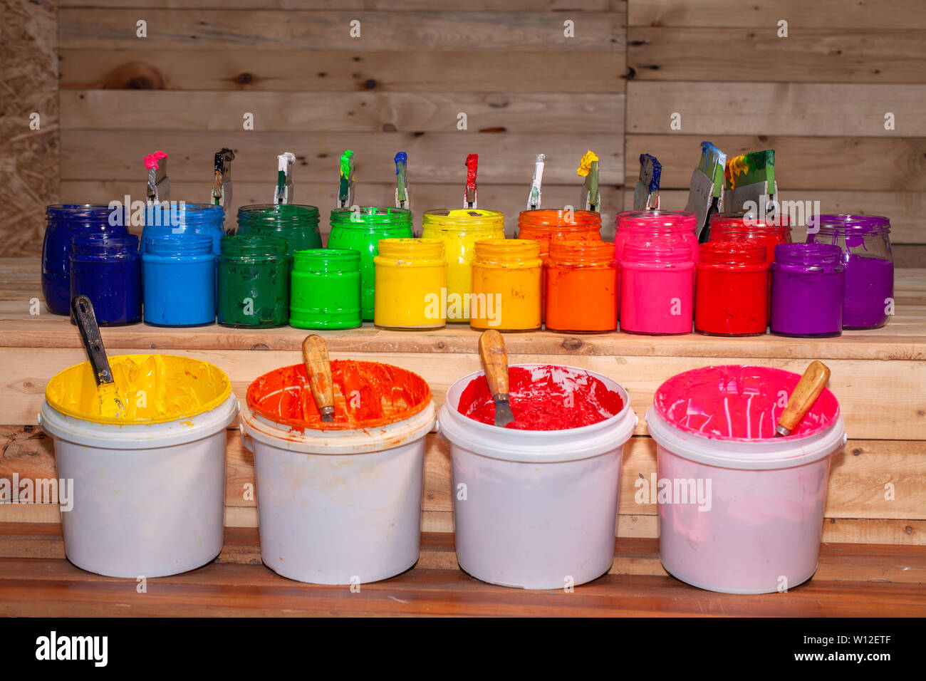 Colorato la stampa serigrafica tee shirt nella stampa serigrafica tee shirt factory store. Foto Stock
