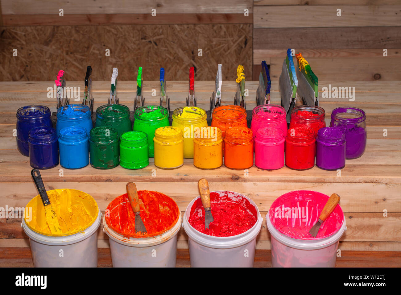 Colorato la stampa serigrafica tee shirt nella stampa serigrafica tee shirt factory store. Foto Stock