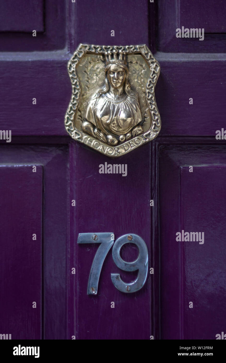 Casa numero 79 con una targa di bronzo con una femmina - coronata Regina su di esso Foto Stock