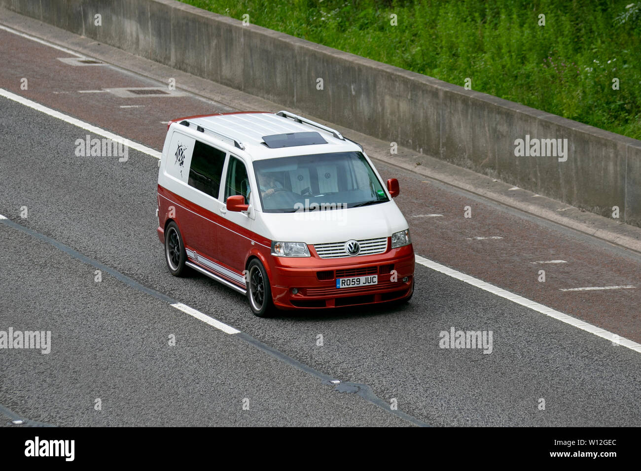 Rosso Bianco 2019 Volkswagen Tr-Porter VW T28 102 TDI SWB; M6, Lancaster, Regno Unito; il traffico veicolare, trasporti, moderno, carrozze salone, nord-legato sulla 3 corsie. Foto Stock