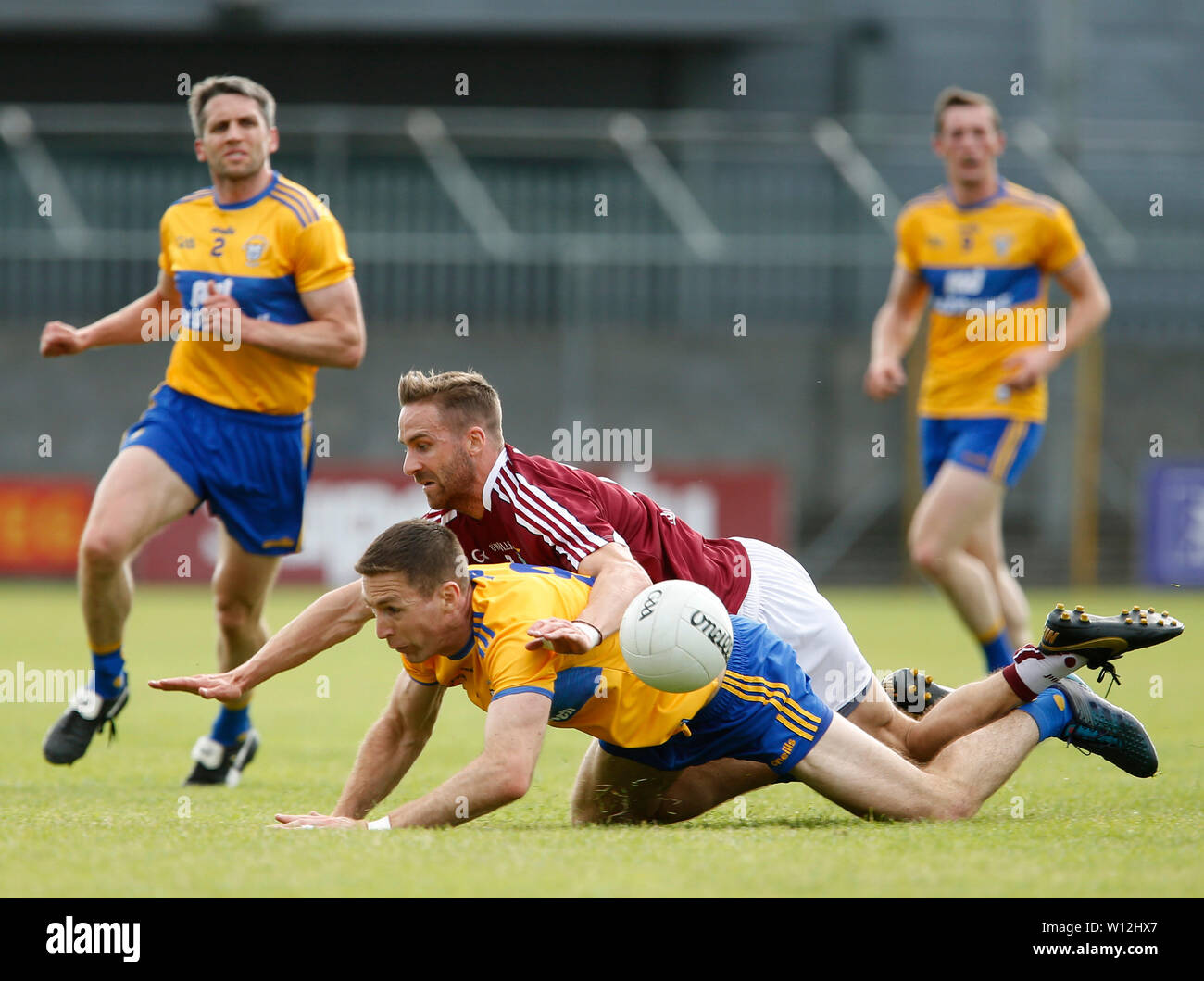 Westmeath, Irlanda. Il 29 giugno 2019. TEG Cusack Park, Mullingar, Westmeath, Irlanda; GAA Calcio gaelico round 3, Westmeath versus Clare; Kevin Maguire (Westmeath) e Gary Brennan (chiara) sfida per il credito a sfera: Azione Plus immagini di sport/Alamy Live News Foto Stock