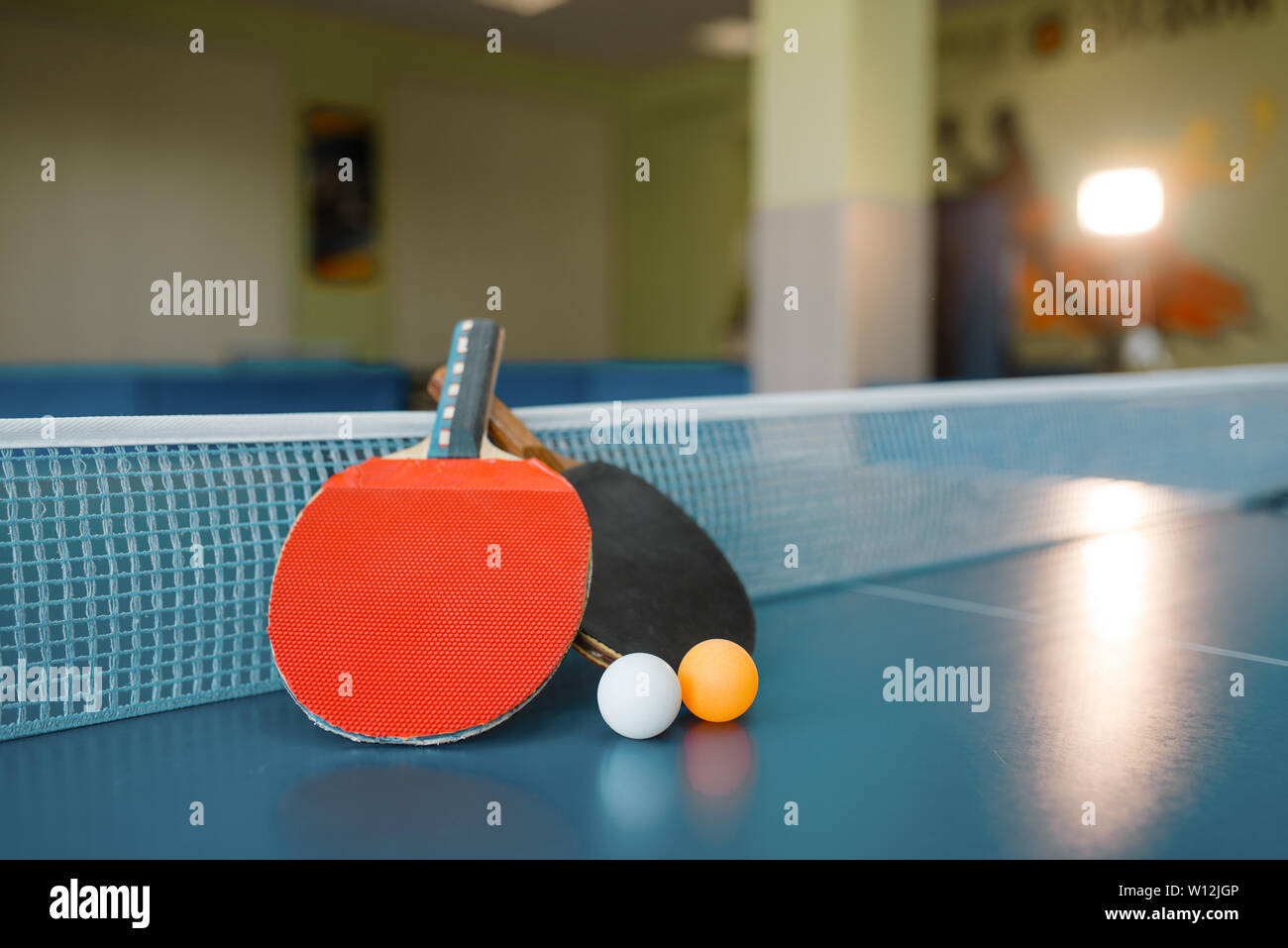 Due ping pong pale sul tavolo con net Foto Stock