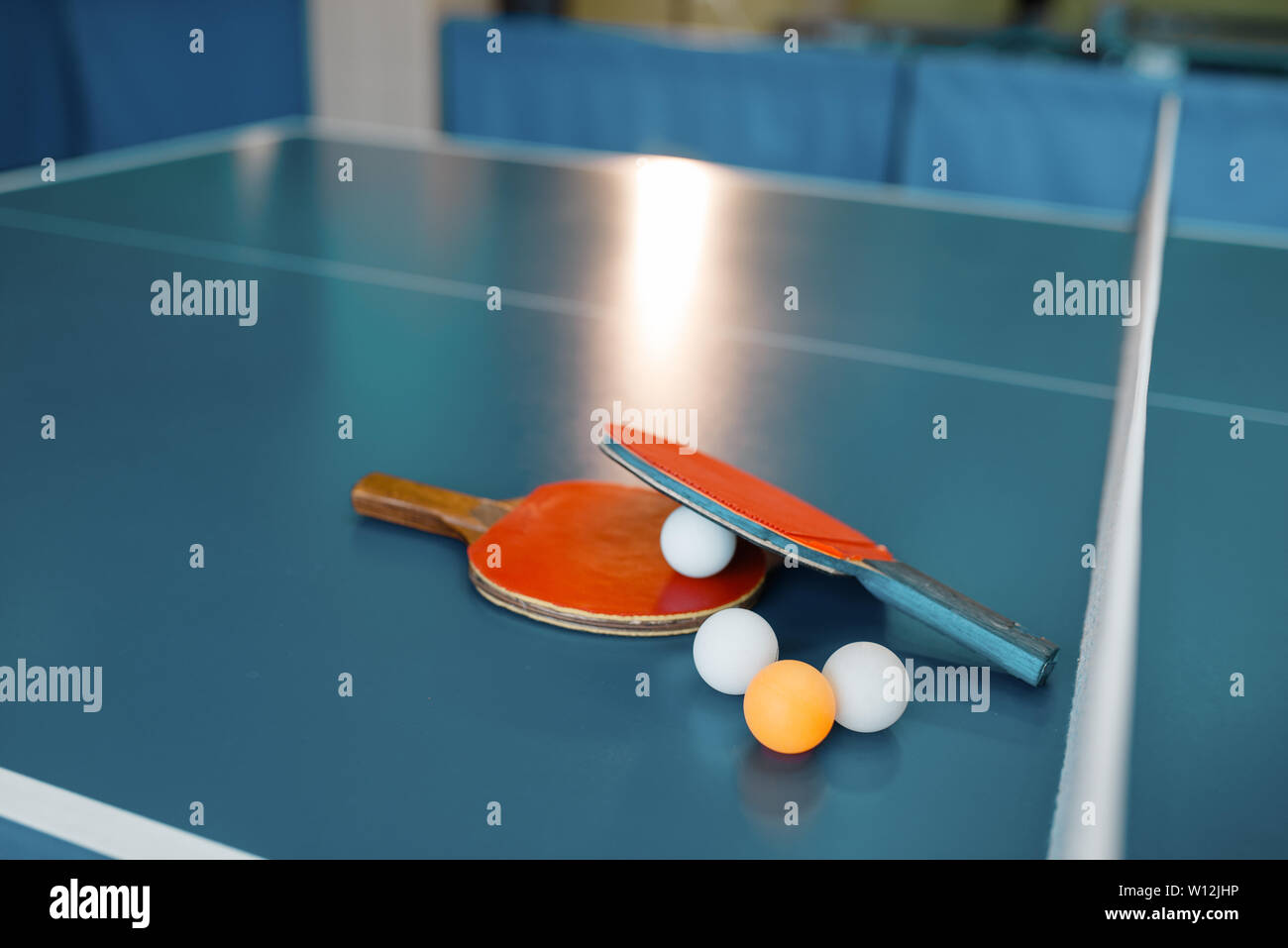 Ping pong racchette e palle sul tavolo da gioco con net Foto Stock
