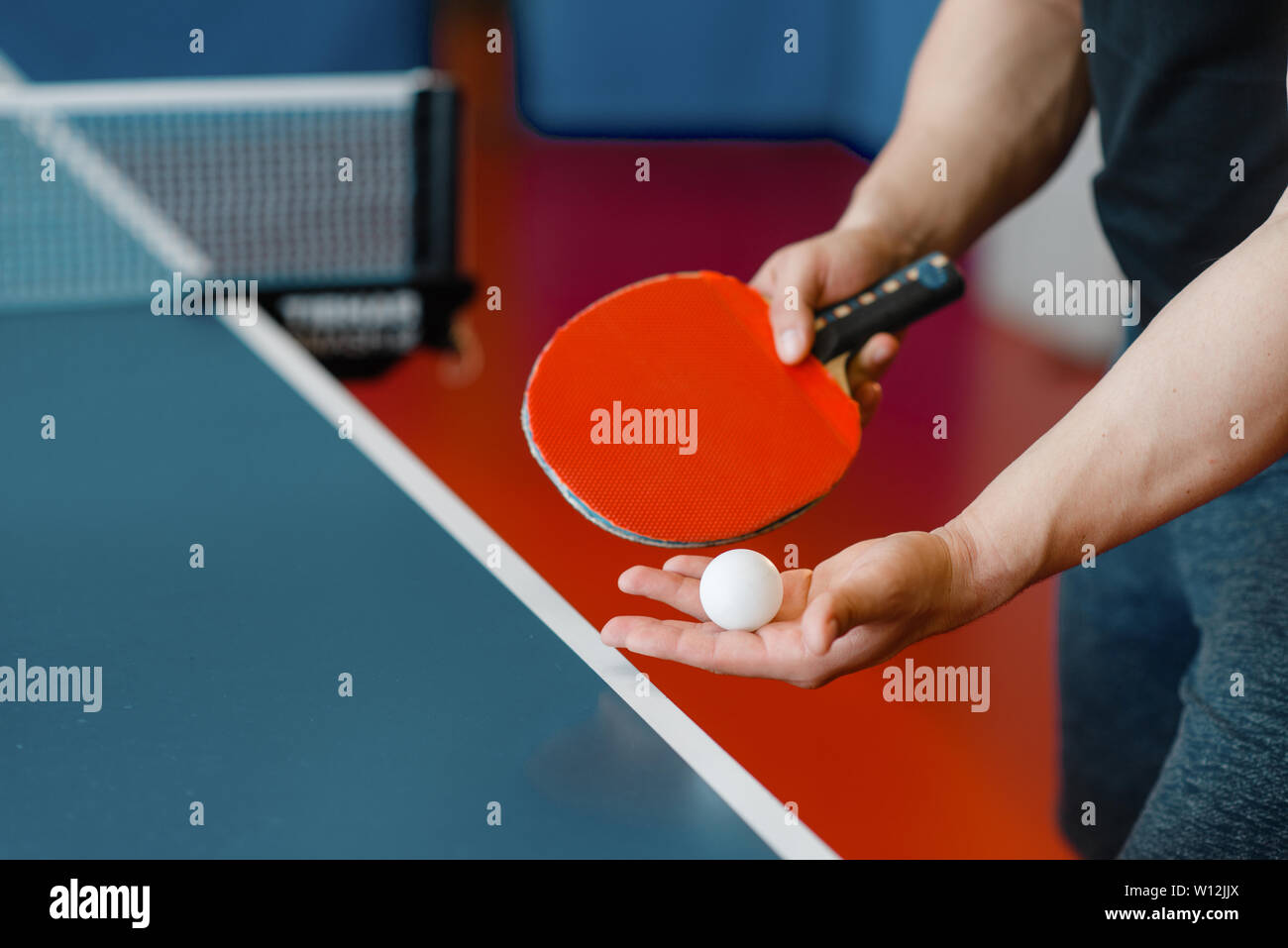 Persona di sesso maschile mani con ping pong racket e sfera Foto Stock