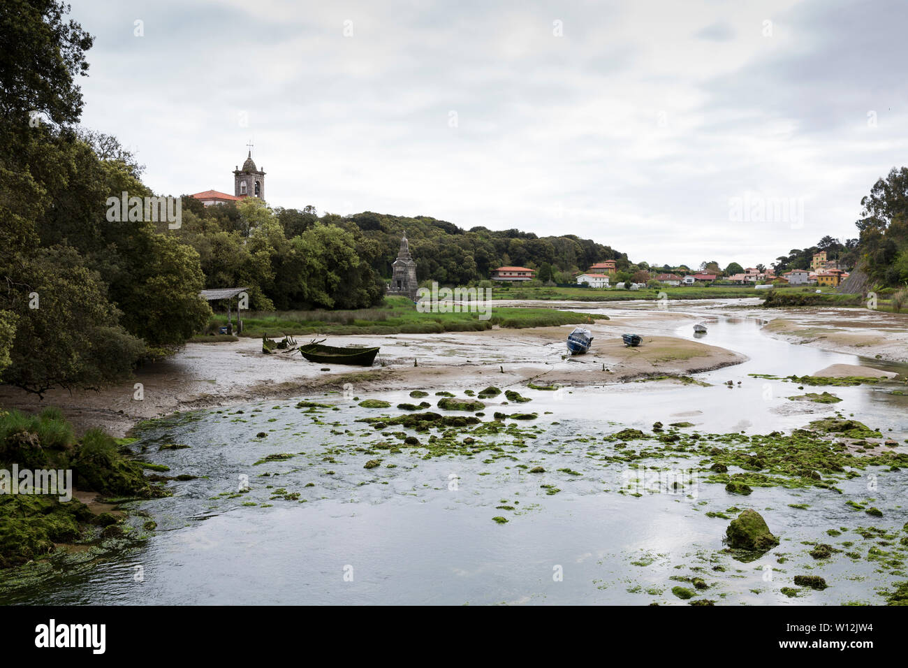 La bassa marea lungo il fiume di Barro con la chiesa di Nuestra Señora de los Dolores de Barro. Il villaggio di Barro si trova lungo il camino del Norte, a meno Foto Stock