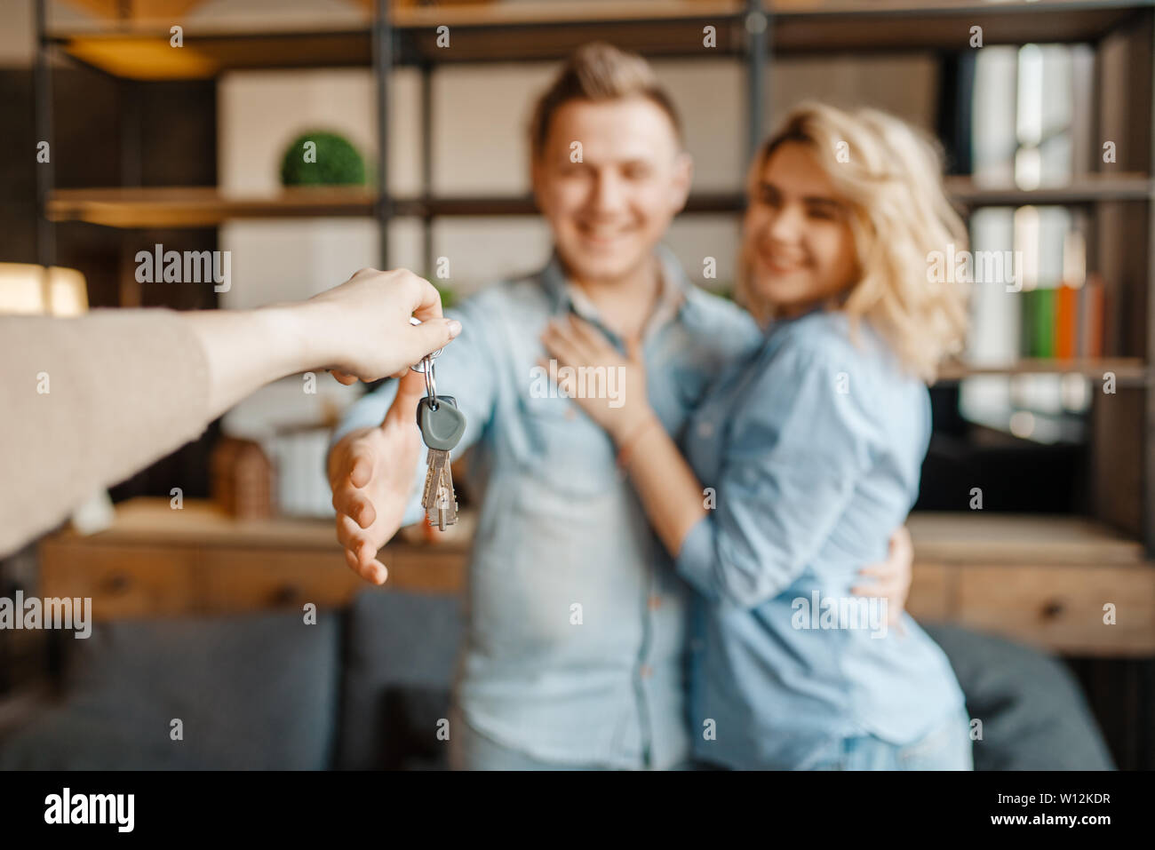 Appena sposato amore giovane ricevono in dono le chiavi Foto Stock