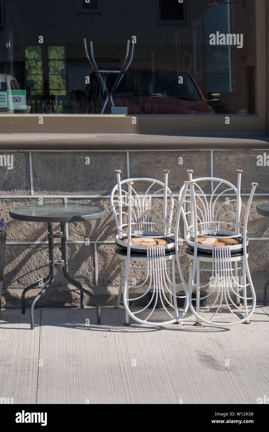Sedie impilate, nessun cliente... Foto Stock