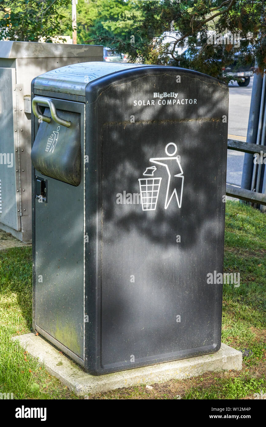 Eastham, MA - Giugno 12, 2019: questo BigBelly alimentato ad energia solare compattatore di rifiuti ha cloud-collegato basato sul web e le funzionalità di comunicazione di segnale quando si Foto Stock