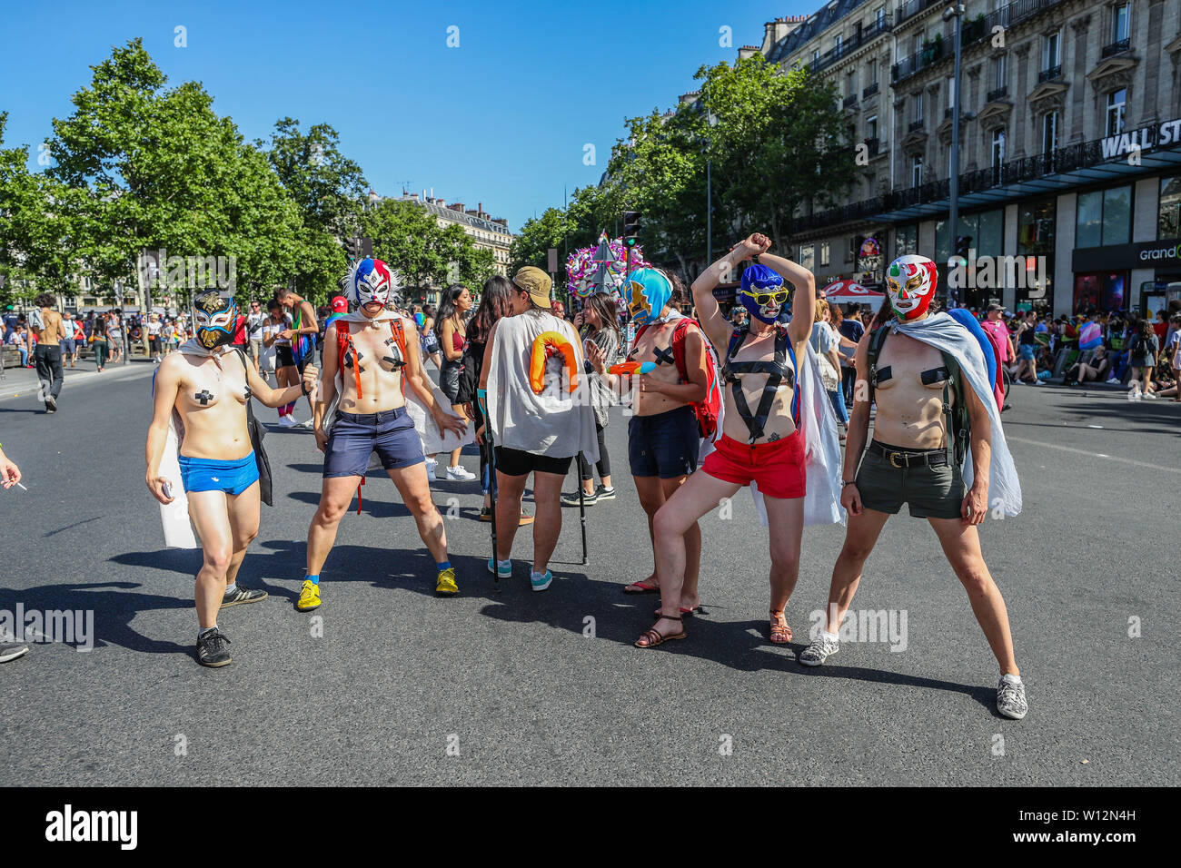 Parigi, Francia. Il 29 giugno, 2019. Una folla enorme di persone in marzo in un Gay Pride Parade il 29 giugno 2019 a Parigi, Francia. Credito: Brasile Photo Press/Alamy Live News Foto Stock