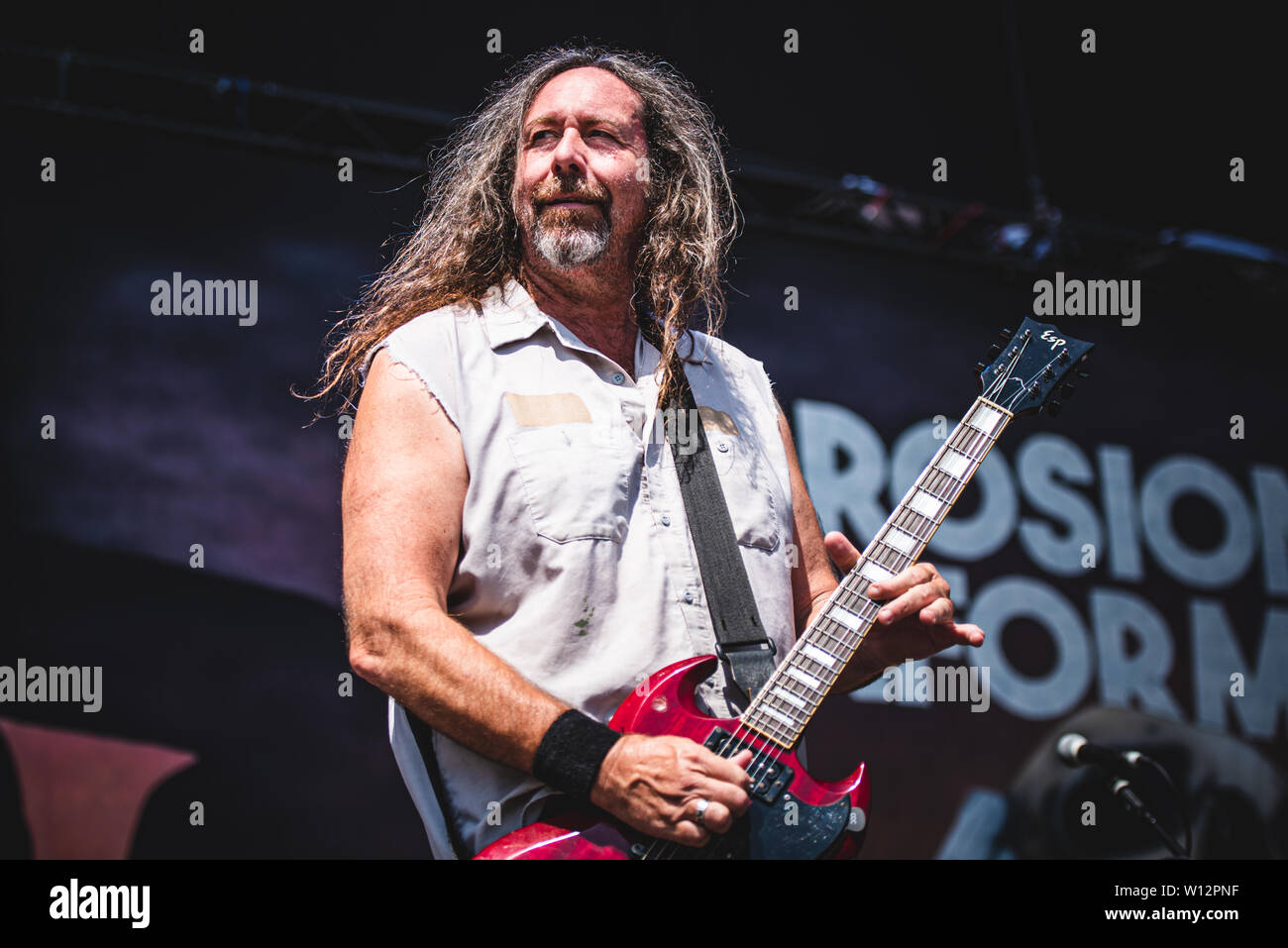 Woody Weatherman, chitarrista e fondatore della American heavy metal band la corrosione di conformità, esecuzione dal vivo sul palco a Bologna, a Bologna Foto Stock