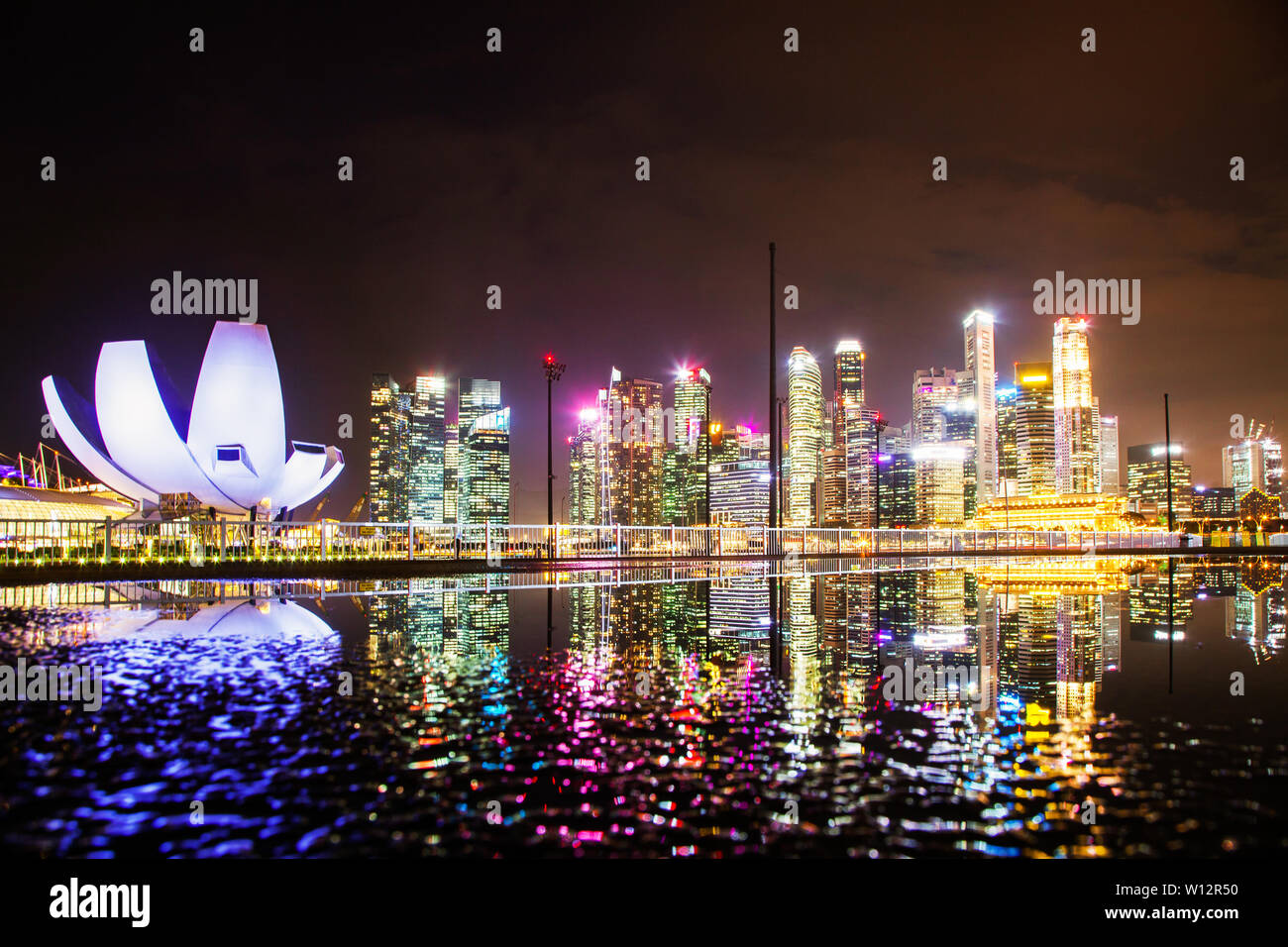 SINGAPORE, Singapore - Marzo 2019: skyline di Singapore Marina Bay di notte downtown core grattacieli e l arte del Museo della Scienza Foto Stock