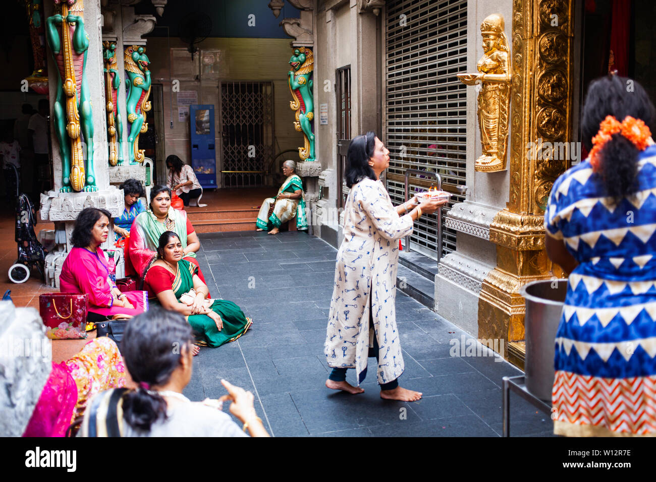 SINGAPORE, Singapore - Marzo 2019: donna Indù praticare la sua religione in una templein Singapore. Singapore è un esempio di multiculturalismo con molti Foto Stock