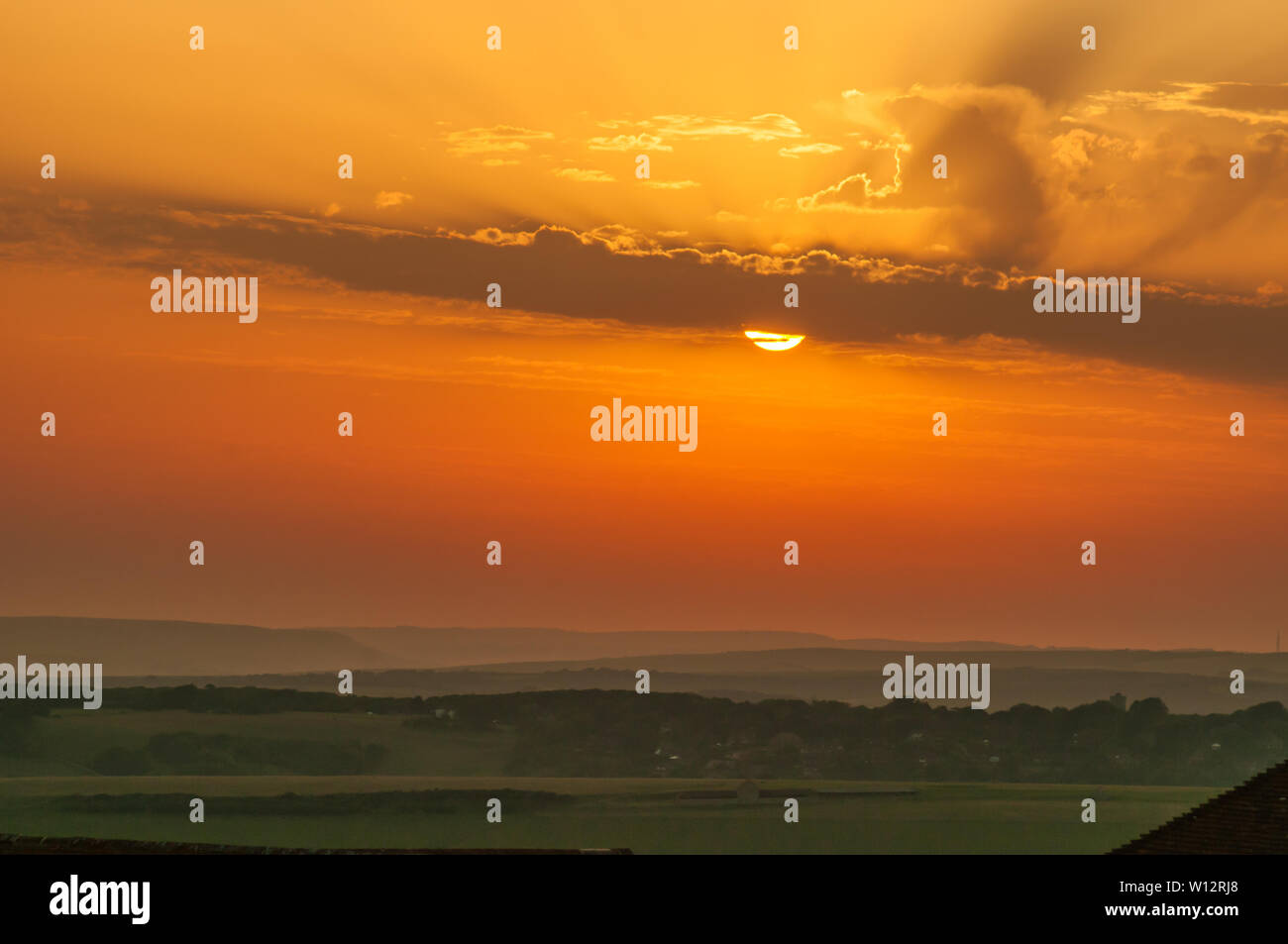 Beachy Head, Eastbourne, East Sussex, Regno Unito..26th Giugno 2019..Sun si affaccia sulla campagna mentre la nebbia marina si muove nell'addolcire la scena. . Foto Stock