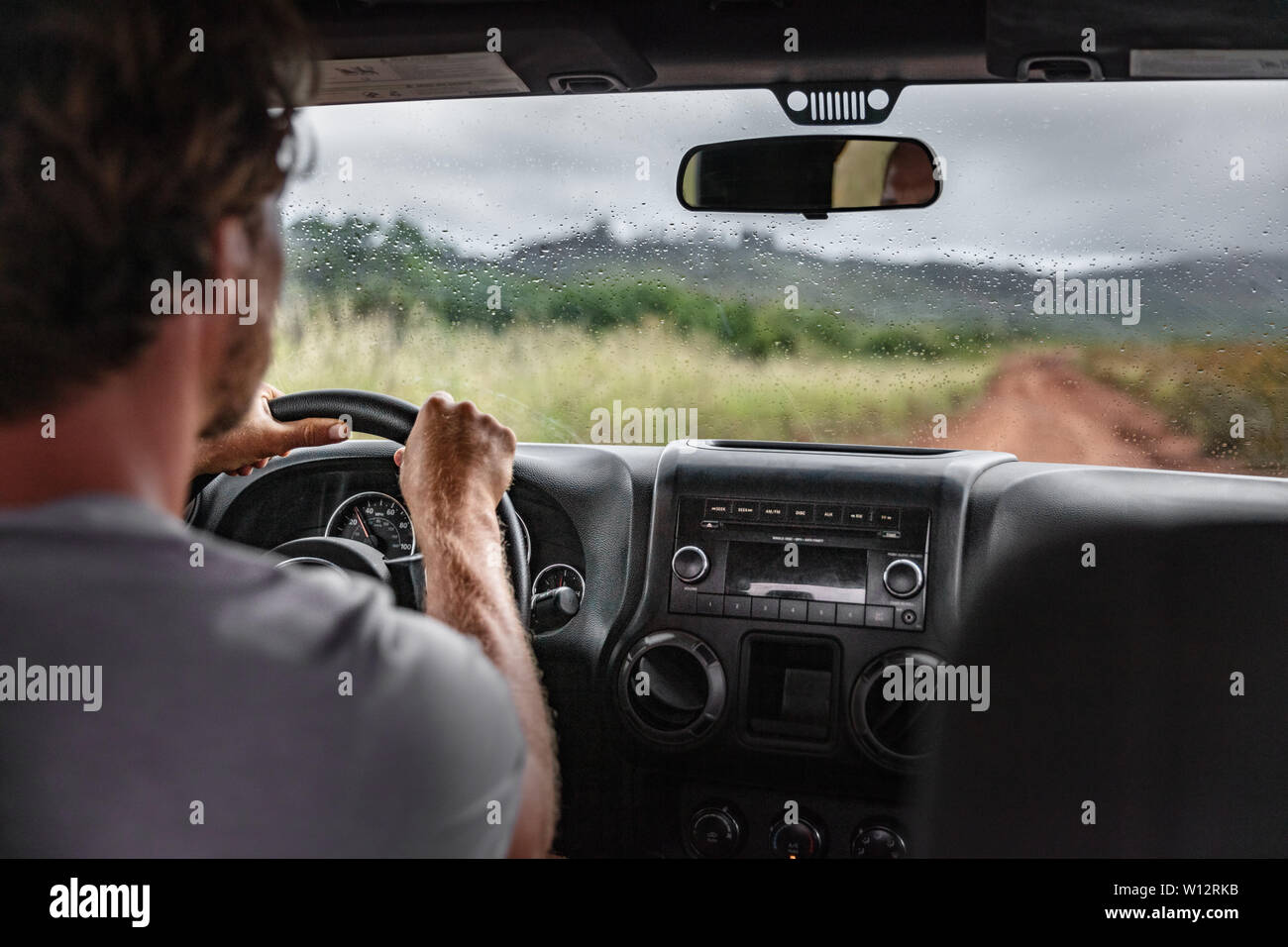 L'uomo autista guida fuori strada il sentiero percorso con 4x4 car sul viaggio avventura viaggi vacanza. Hawaii guidare sotto la pioggia il maltempo. Foto Stock