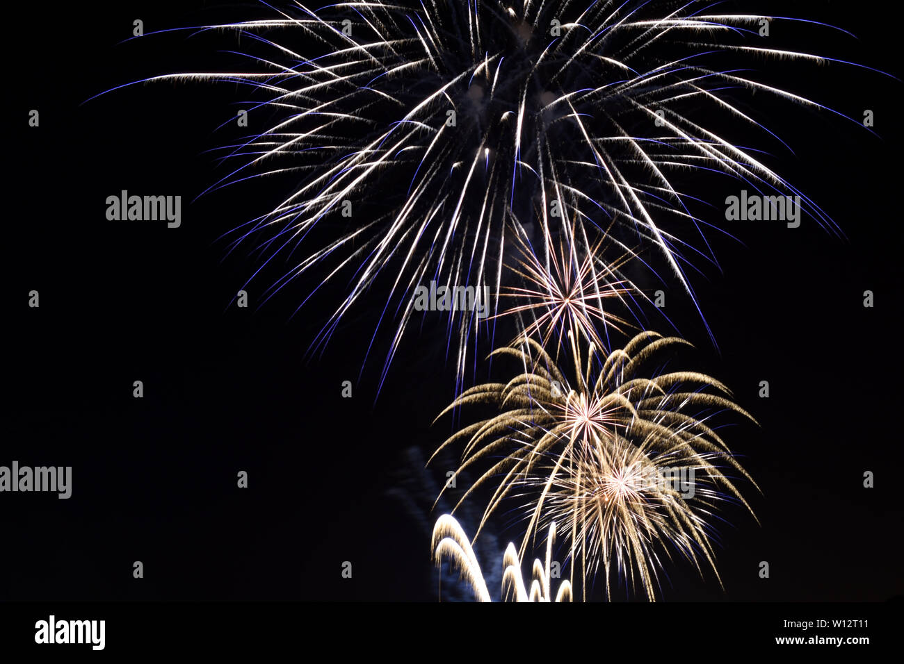 Grandi fuochi d'artificio durante il festival a Zagabria in Croazia. Più esplosioni di fuochi d'artificio. Foto Stock