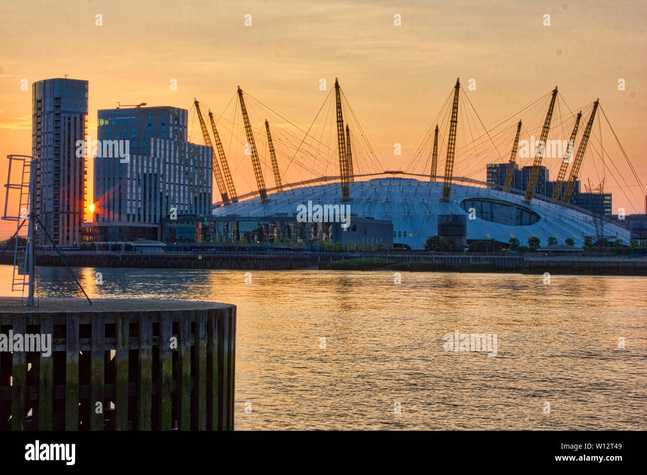 Alba sul fiume Tamigi in mattinata estiva, Londra , Inghilterra, Regno Unito Foto Stock