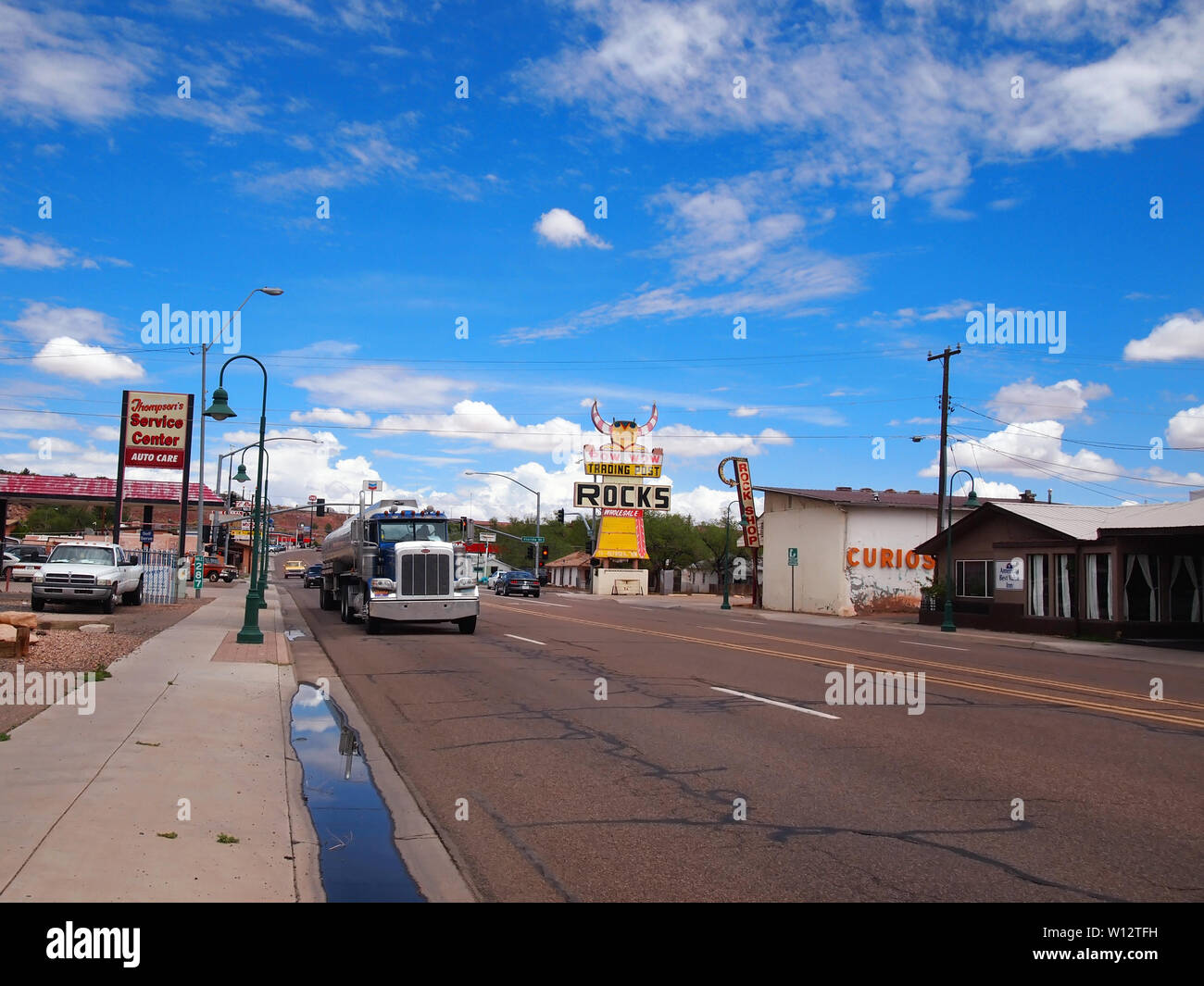 HOLBROOK, Arizona - Luglio 12, 2018: un semi carrello del rimorchio del trattore la marcia su percorso storico 66 attraverso Holbrook, passato il landmark Pow Wow Rock Shop, w Foto Stock