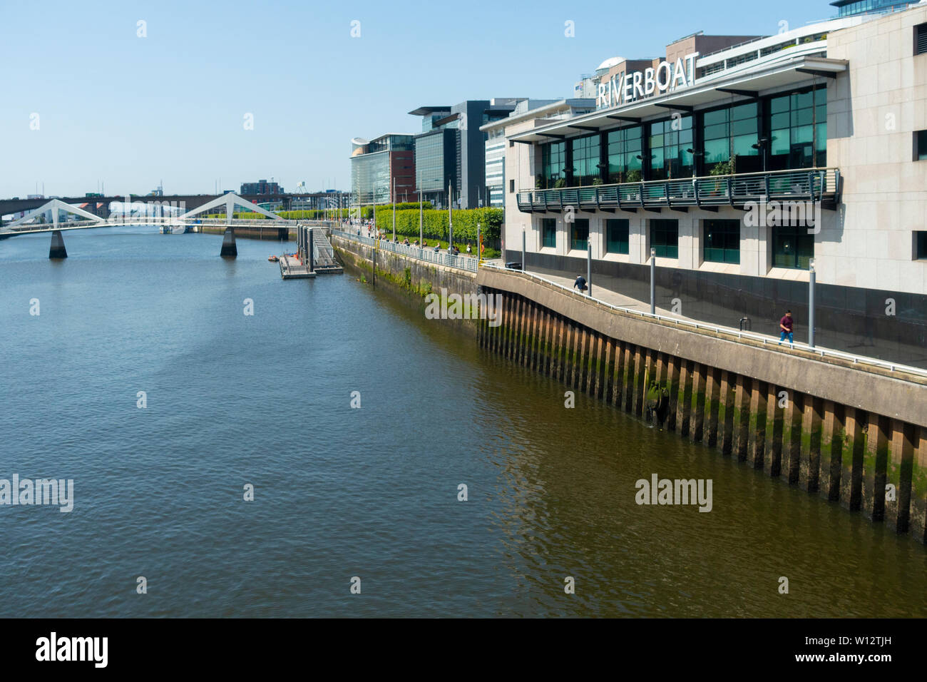 Il fiume Clyde nel centro di Glasgow, Scozia. Ponte di sottolineatura ondulate, Broomielaw, Grosvenor Casino Riverboat, Clyde marciapiede, Foto Stock