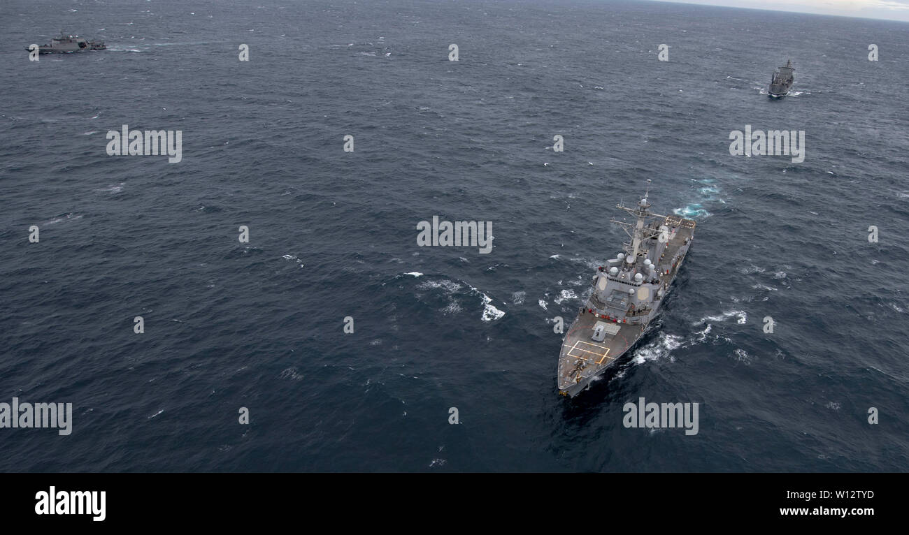 190628-N-NU281-1109 Oceano Pacifico del sud (28 giugno 2019) Il Arleigh Burke-class guidato-missile destroyer USS Michael Murphy (DDG 112) e marine di partnership provenienti dal Cile, Perù e Colombia ed Ecuador condurre un esercizio di foto (PHOTOEX) durante UNITAS LX. Michael Murphy sta partecipando a UNITAS LX a Valparaiso, Cile, dal 24 giugno-luglio 3. UNITAS, latino per "unità", è la più lunga del mondo-esecuzione di multinazionale esercizio marittimo. Concepito nel 1959 ed eseguita per la prima volta nel 1960, UNITAS è una dimostrazione di impegno degli Stati Uniti per la regione e le forti relazioni che intercorrono tra i nostri paesi partner e Foto Stock