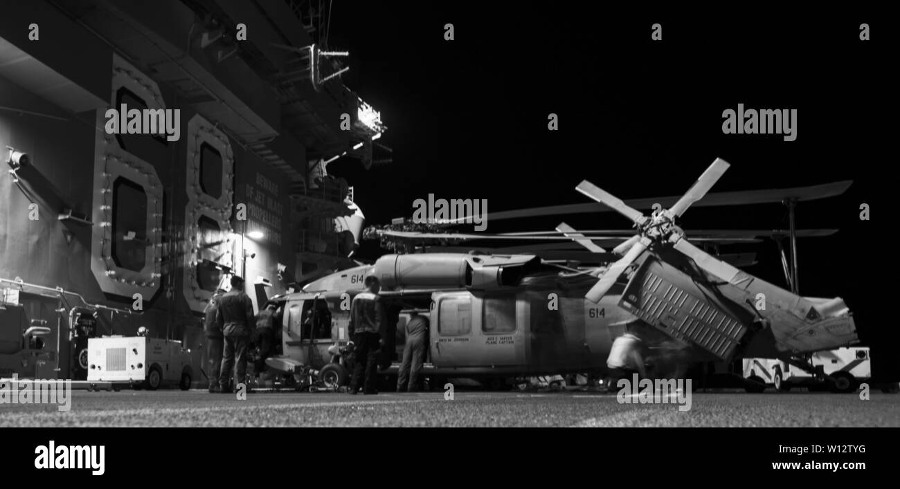 190626-N-MIA642-0034 OCEANO PACIFICO (26 giugno 2019) velisti assegnati per il "indiani" di elicottero di mare squadrone di combattimento 6 condotta post-controlli di volo su un MH-60S Sea Hawk elicottero sul ponte di volo della portaerei USS Nimitz CVN (68). Nimitz è attualmente in corso di conduzione delle operazioni di routine. (U.S. Foto di Marina di Massa lo specialista di comunicazione 2a classe Donald R. White Jr.) Foto Stock