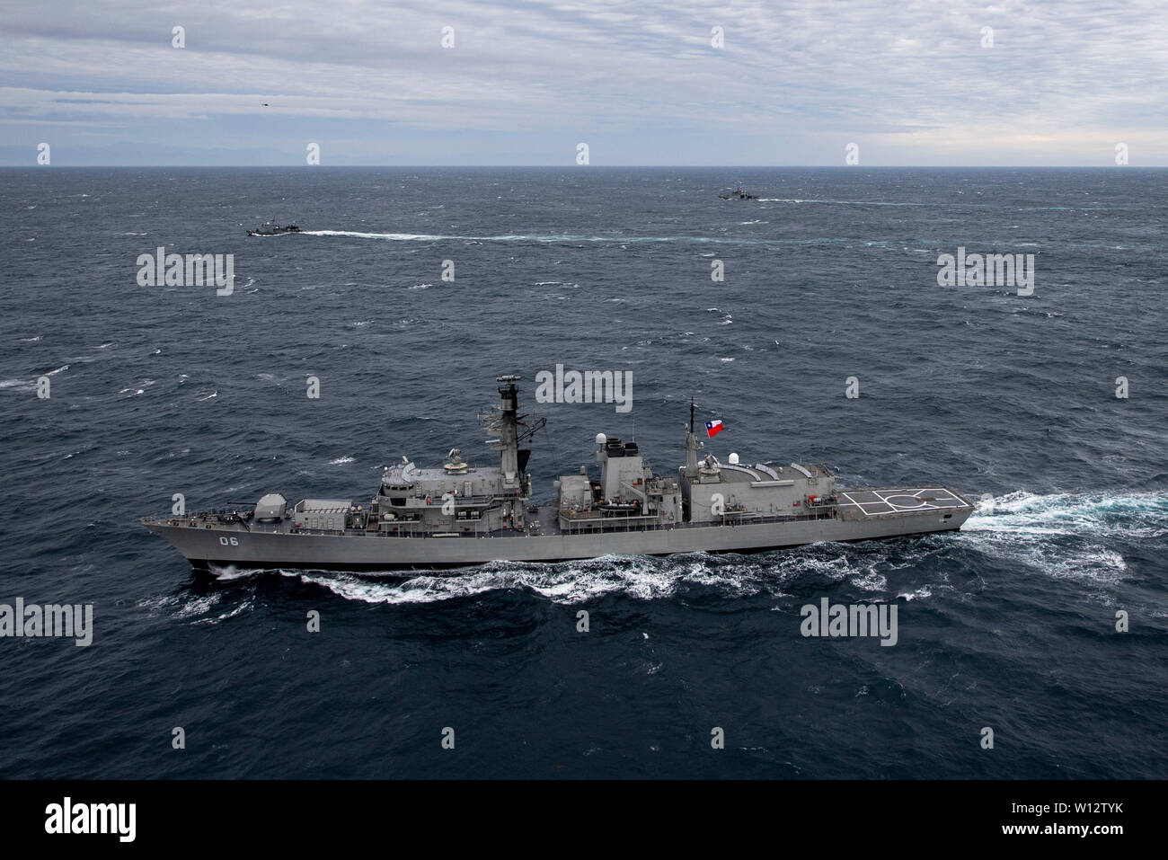 190628-N-NU281-1229 Oceano Pacifico del sud (28 giugno 2019) La marina cilena frigate CNS Almirante Condell (FF-06 ) e delle partnership marine dal Perù e Colombia ed Ecuador partecipare in una foto esercizio (PHOTOEX) con l'Arleigh Burke-class guidato-missile destroyer USS Michael Murphy (DDG 112) Durante UNITAS LX. Michael Murphy sta partecipando a UNITAS LX a Valparaiso, Cile, dal 24 giugno-luglio 3. UNITAS, latino per "unità", è la più lunga del mondo-esecuzione di multinazionale esercizio marittimo. Concepito nel 1959 ed eseguita per la prima volta nel 1960, UNITAS è una dimostrazione di impegno degli Stati Uniti per la regione e per il Foto Stock