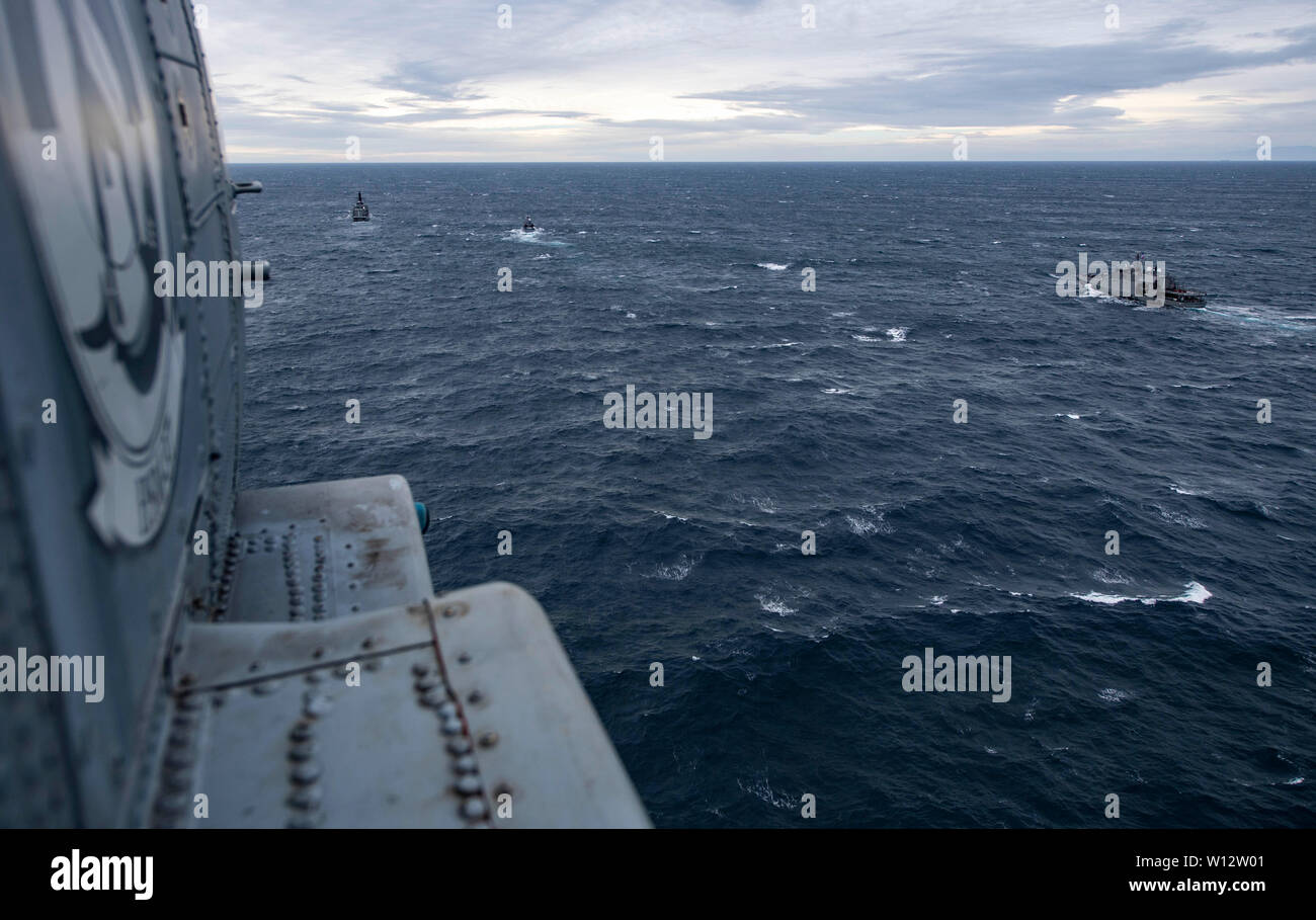 190628-N-NU281-1138 Oceano Pacifico del sud (28 giugno 2019) La collaborazione marine dal Cile, Perù e Colombia ed Ecuador partecipare in una foto esercizio (PHOTOEX) con l'Arleigh Burke-class guidato-missile destroyer USS Michael Murphy (DDG 112) Durante UNITAS LX. Michael Murphy sta partecipando a UNITAS LX a Valparaiso, Cile, dal 24 giugno-luglio 3. UNITAS, latino per "unità", è la più lunga del mondo-esecuzione di multinazionale esercizio marittimo. Concepito nel 1959 ed eseguita per la prima volta nel 1960, UNITAS è una dimostrazione di impegno degli Stati Uniti per la regione e le forti relazioni che intercorrono tra i nostri partner nati Foto Stock