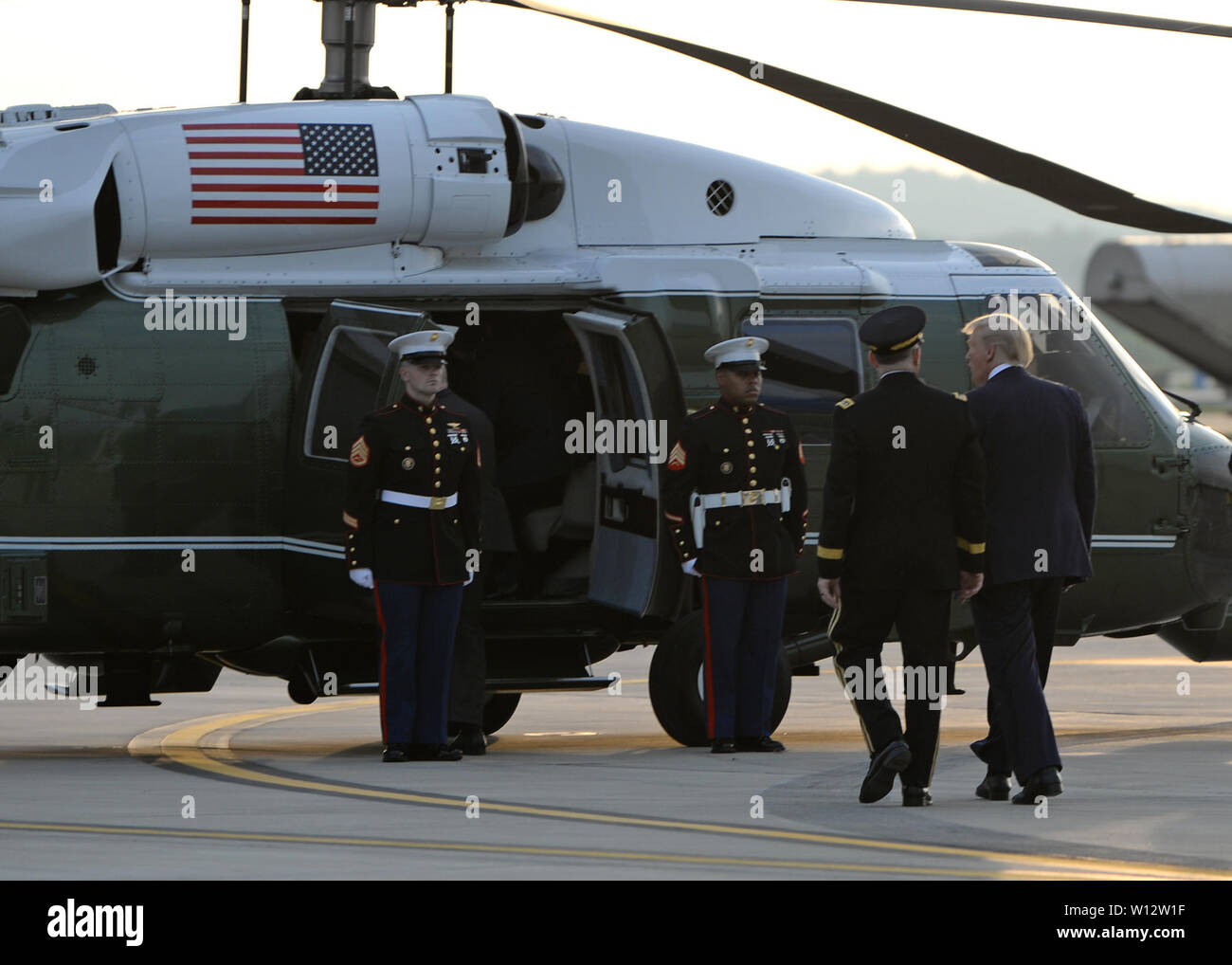 Presidente Trump, destra e U.S. Esercito gen. Robert B. 'Abe' Abrams, comandante delle Nazioni Unite il comando combinato il comando delle forze degli Stati Uniti e della Corea le forze, a piedi verso uno marino a Osan Air Base, Repubblica di Corea, 29 giugno 2019. Trump visiterà gli alti funzionari del governo e la penisola di forze militari che sostenere e difendere il continuato negli Stati Uniti e ROK alleanza.(STATI UNITI Air Force photo by Staff Sgt. Sergio A. Gamboa) Foto Stock