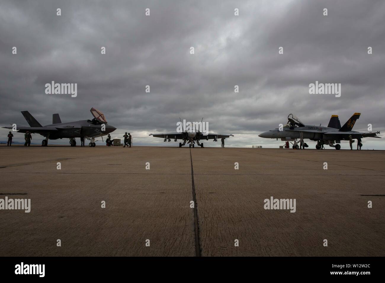 Un F-35C Lightning II e due F/A-18C calabroni con Marine Fighter Attack Squadron (VMFA) 314, Marine Aircraft Group (MAG) 11, terzo aeromobile Marina Wing (PMA), vengono visualizzati durante un sole cerimonia su Marine Corps Air Station Miramar, California, 21 giugno 2019. Lo squadrone terrà la cerimonia al ritiro della F/A-18C Hornet dai loro ranghi e introdurre la F-35C Lightning II come loro nuovi aeromobili operativi. (U.S. Marine Corps photo by Lance Cpl. Jaime Reyes) Foto Stock