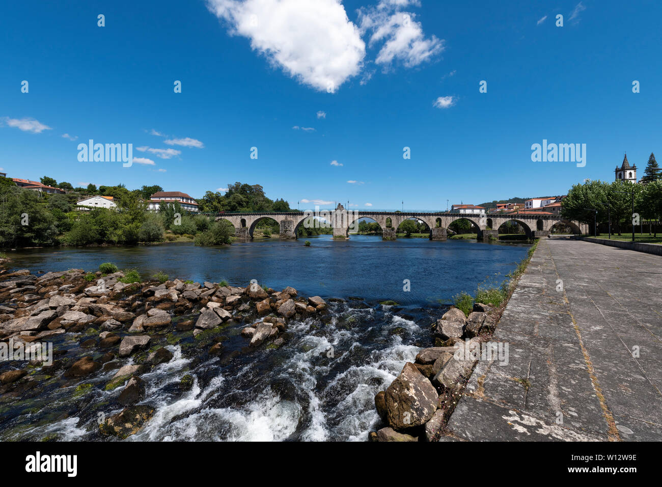 Vista del villaggio tradizionale di Ponte da Barca nella regione del Minho del Portogallo, con il fiume Lima e il Ponte Vecchio. Foto Stock