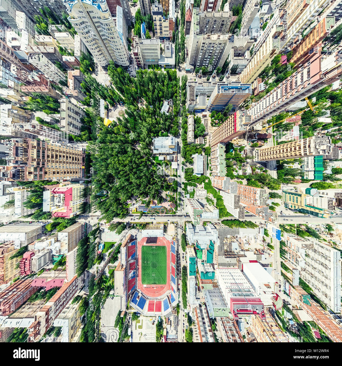 Antenna vista città con incroci e strade, case, edifici, parchi e parcheggi. Estiva soleggiata immagine panoramica Foto Stock