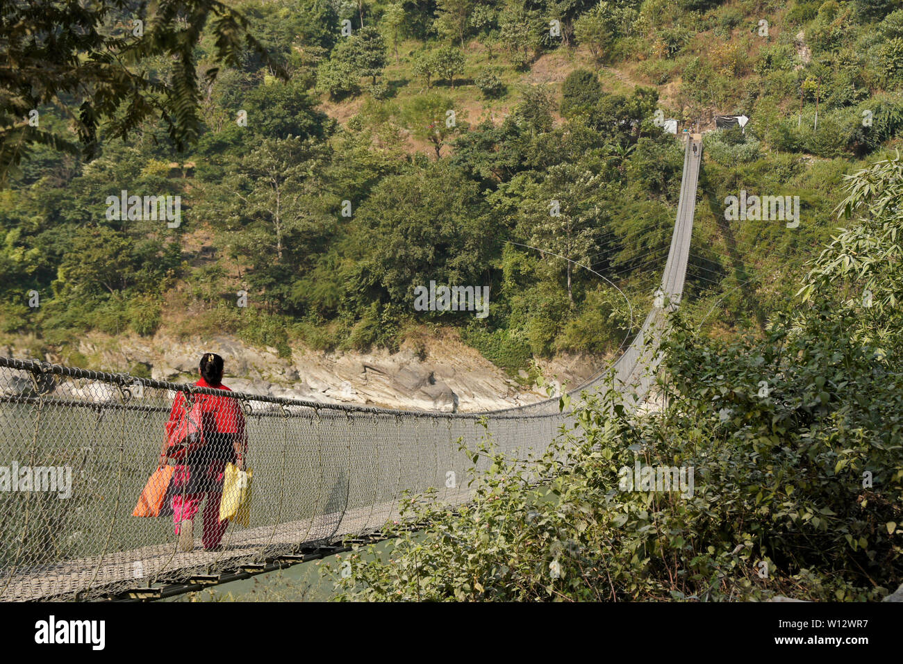 Passerella di sospensione da Narayanghat-Mugling autostrada al lato meridionale del Seti Gandaki River vicino la Presidenza Resort, Distretto di Chitwan, Nepal Foto Stock