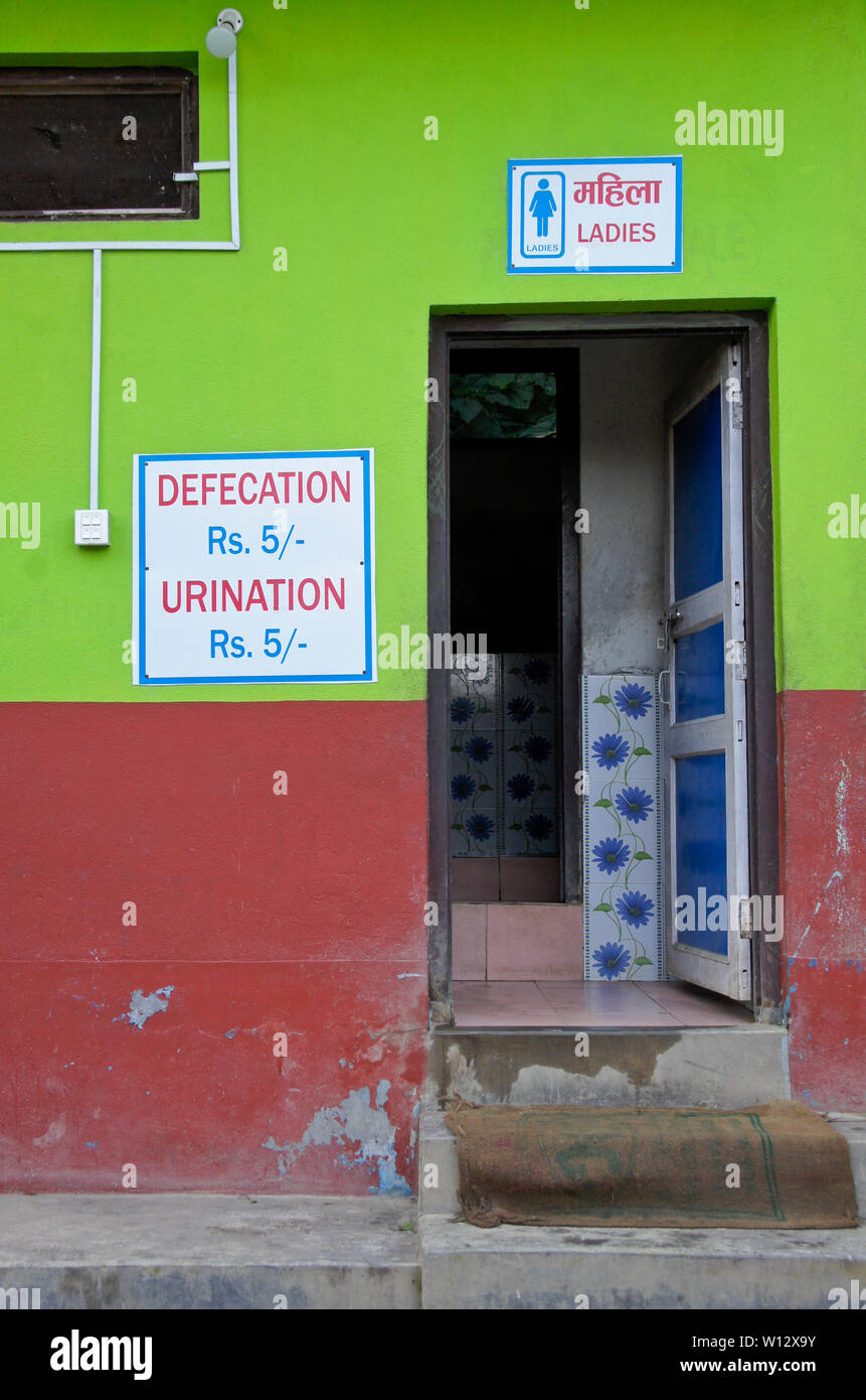 Pay-as-you-go strada toilette pubblica nelle zone rurali del Nepal Foto Stock