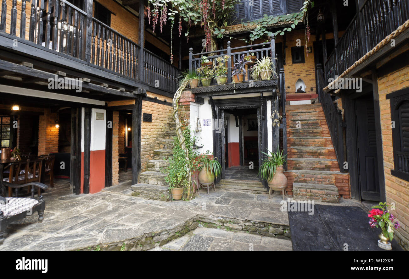 Cortile interno della vecchia locanda nella storica Newari trading post città di Bandipur, Tanahan District, Nepal Foto Stock
