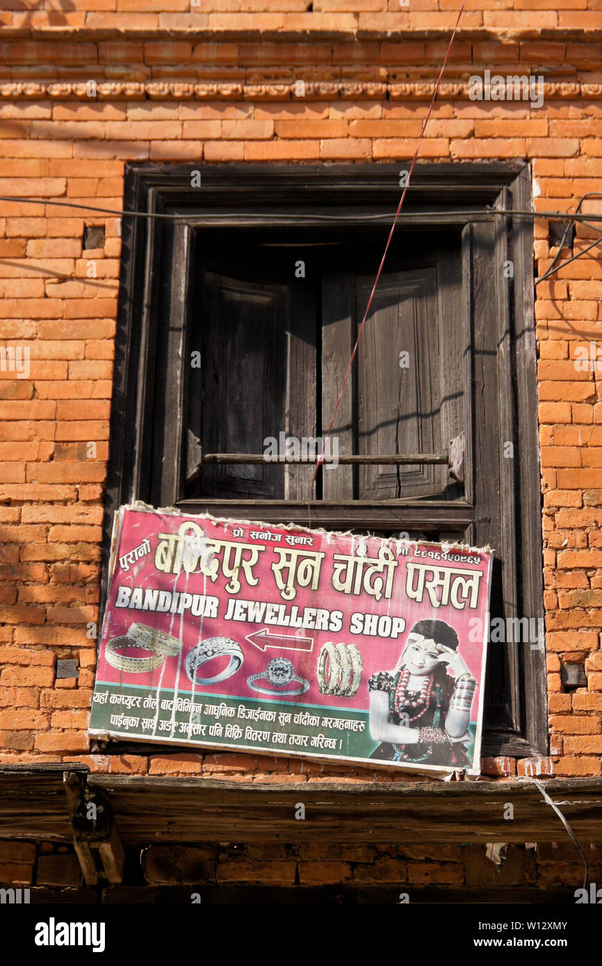 Segno pubblicità gioielleria in Newari storico trading post città di Bandipur, Tanahan District, Nepal Foto Stock