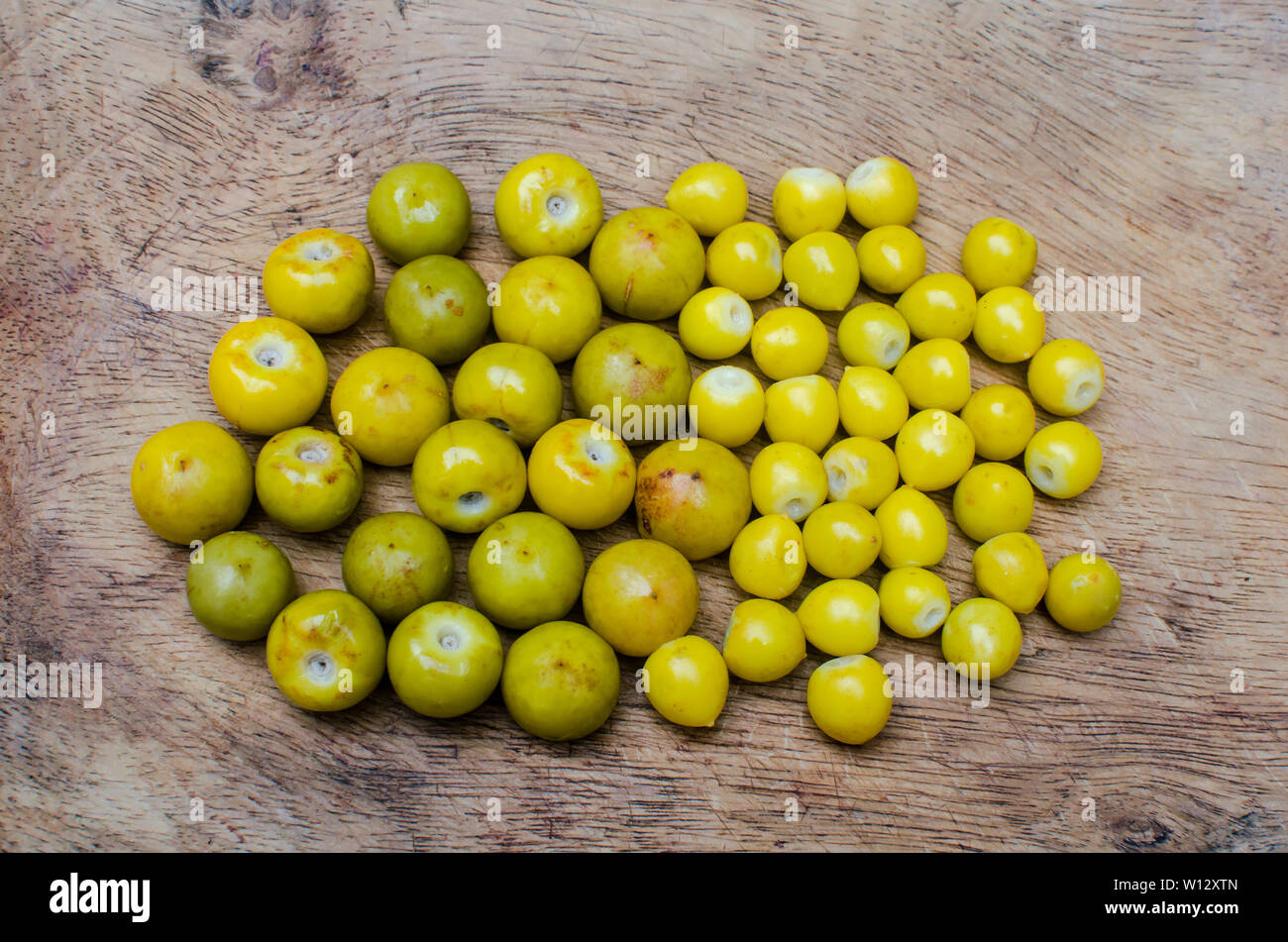 Frutti di Byrsonima crassifolia, una frutta commestibili di America tropicale Foto Stock