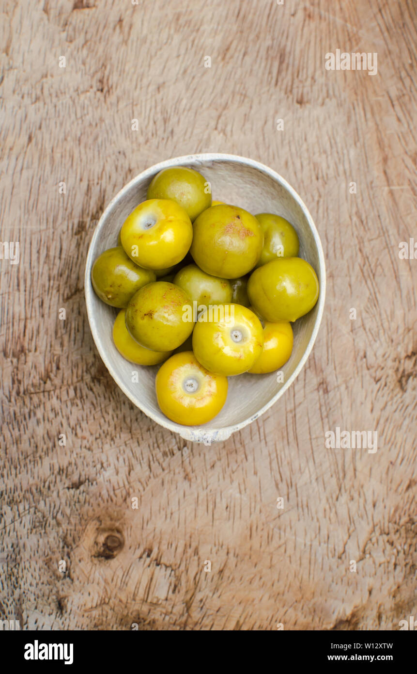 Frutti di Byrsonima crassifolia, una frutta commestibili di America tropicale Foto Stock