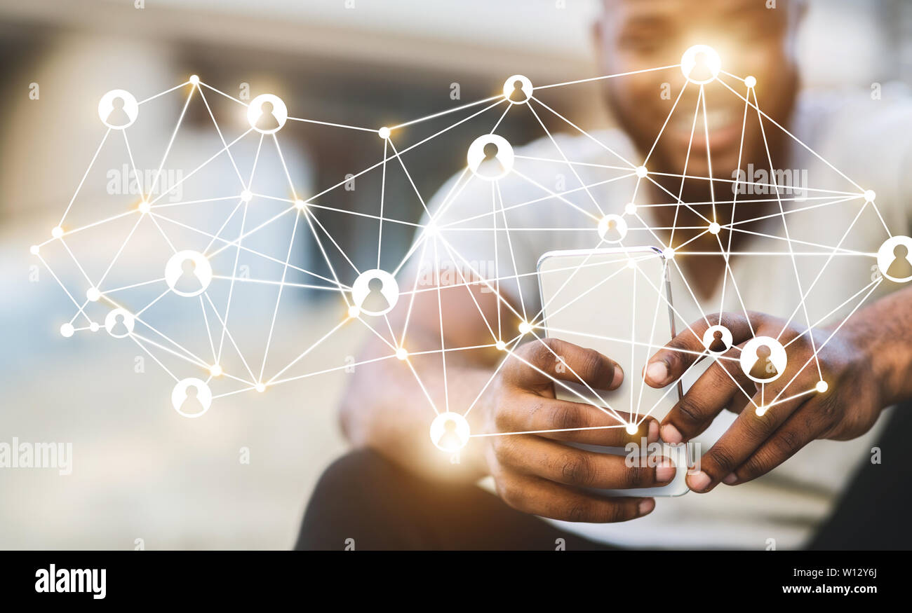 Uomo che utilizza il cellulare con rete digitale icona virtuale Foto Stock